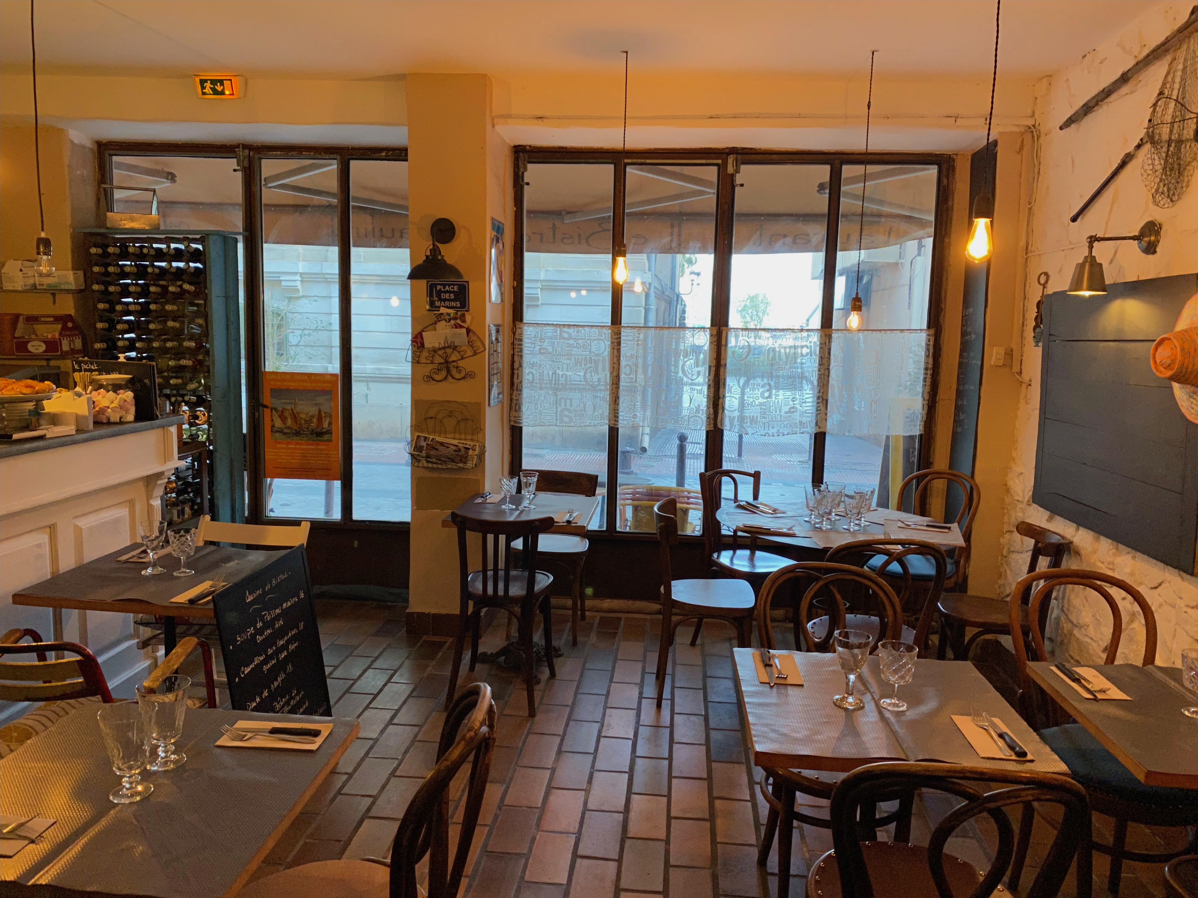 a vendre pour cause de retraite affaire tenu depuis 12 ans ouvert uniquement en saison mais posibilite a l année bail 3/6 /9 de 2022 loyer charges comprises 1300 
face au port de Bandol ideal couple peux convenir creperie , salon de the 
bon chiffre d affaire