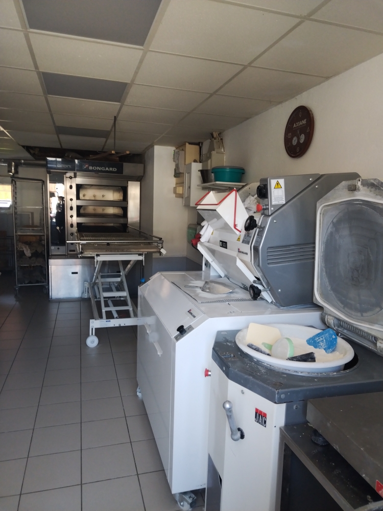 Boulangerie a vendre pour cause de départ en retraite   
Vous rêvez de reprendre une boulangerie conviviale, avec une clientèle fidèle et un réel potentiel de développement, seul boulangerie au village mais autre commerce boucherie , épicerie, tabac presse , pharmacie, coiffeur , bar ,restaurant ect
Emplacement au centre du village sur la place du marché parking et passage régulier sur la D948(2000 véhicules /jour)
Clientèle locale , touristique et très fidèle (900 habitants/petits villages alentours sans commerces
Tourisme important vers l'étang du puits, la Méridienne à Vélo d'ici 2 ans
 Matériel fonctionnel four Bongard de 2021
Possibilité d'élargir les horaires d'ouverture