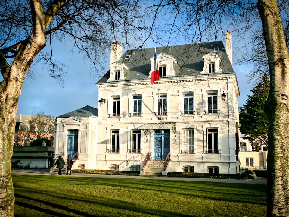 À céder au Havre (76620), fonds de commerce de boulangerie, pâtisserie, chocolaterie et snacking de 145 m², implanté depuis 1999. Clientèle fidélisée de particuliers et de passage. Locaux propres, fonctionnels et en très bon état. Équipe de 10 salariés permettant une continuité immédiate de l'activité. Logement sur place (salle / salon, cuisine, salle de bains et 6 chambres) et garage.

Emplacement : quartier de Sanvic, Ville Haute du Havre, emplacement n°1 avec un flux de passage important et régulier. Tramway et bus.

Conditions : prix du fonds 350 000 € net vendeur, honoraires 21 000 € HT à la charge de l'acquéreur. Loyer 17 190 € HT HC par an, habitation et garage inclus. Taxe foncière estimée 3 343 €. Bail commercial 3/6/9 ans.

Annonce proposée par Pôle Implantation Commerce (réf. Ref076333).