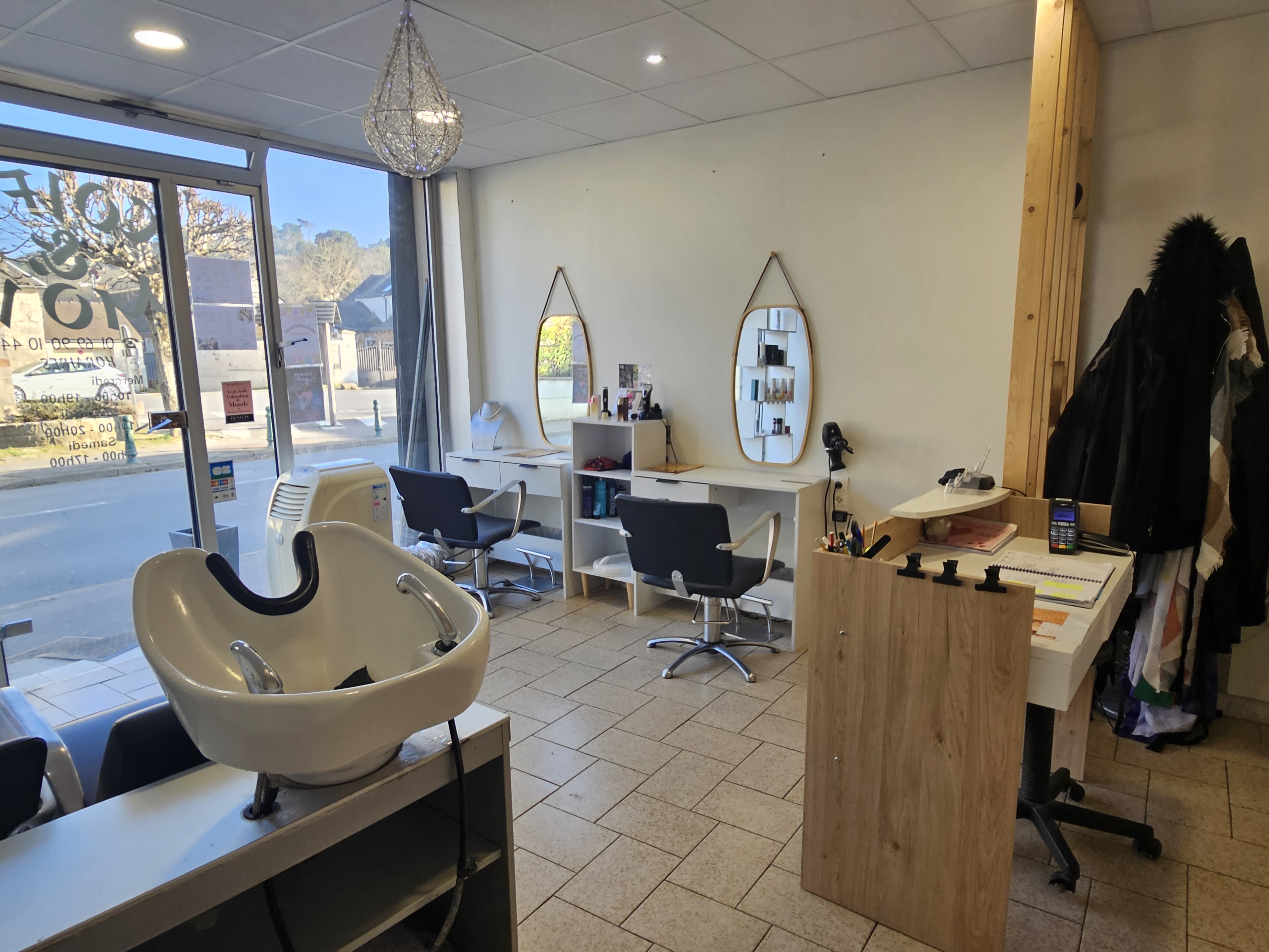 Fonds de commerce de 25m2 avec espace coiffure : 2 bancs de coiffage et 1 bac a shampooing 
1 espace esthétique réserve.
Situé au centre du village avec tous commerce parking publics.
Idéal pour une première acquisition.