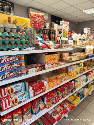 Situé à Trélissac (24750), ce fonds de commerce bénéficie d'un emplacement idéal pour une activité de commerce alimentaire/épicerie.

La ville offre un environnement dynamique et attractif pour ce type de commerce, avec une clientèle variée et un bon flux de passage.
De plus, la présence de places de parking constitue des atouts majeurs pour la clientèle.

Le fonds de commerce est réparti sur 70 m², offrant un espace fonctionnel pour l'exploitation d'une activité d'alimentation, une arrière-cuisine pour une éventuelle préparation de plats à emporter, un WC, un espace de stockage.

Avec la cession du bail, ce local commercial est prêt à accueillir un repreneur proposant des produits frais, primeurs, cave et articles de première nécessité.
Les activités autorisées sont exclusivement liées à l'alimentation.