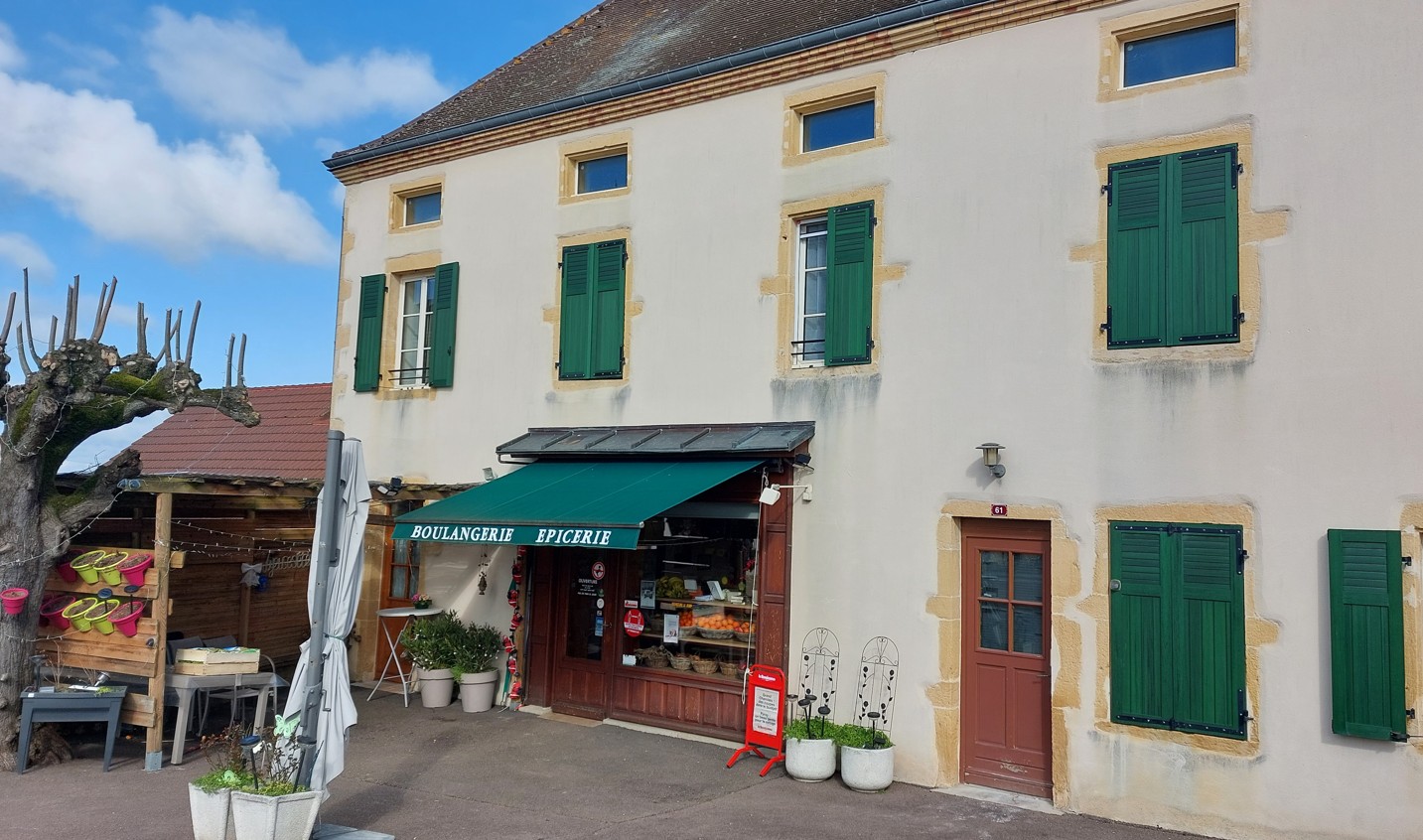 Une boulangerie, pâtisserie pleine de charme et d'activités, au coeur d'un bourg rural riche d'un patrimoine architectural et environnemental. Reprise pour cause de retraite d'un fonds de commerce (les murs appartenant à la commune), composé d'un labo pour du pain à l'ancienne, d'un espace de vente actuellement partagé entre une boulangerie traditionnelle et un multi-services très achalandé (fromages et viandes produits locaux) véritable relais d'approvisionnement pour les habitants. C'est un lieu de vie sociale niché entre un très bel hôtel-restaurant renommé, la mairie et l'église, au coeur du village. Bourg dynamique, entre Paray-le-Monial et Charolles, au coeur de la vallée de l'Arconce qui irrigue le Charolais,  la ville de Poisson est composé de près de 600 habitants. Ecole (que la boulangerie fournit) associations participent à la dynamique de la ville. La proximité des bourgs voisins sans commerces, place Poisson au centre de l'écosytème de proximité.
Terrasse autorisée, plein sud ! 
C'est une reprise à bon potentiel, le CA est très équilibré et positif. Il sera toujours opportun de penser à une tournée éventuelle, la demande est forte. 
Le commerce est loué par la commune ainsi que le logement au-dessus (accès interne et externe), composé de 3 chambres. L'idéal pour une famille. Le loyer pour l'ensemble serait de 650 euros.   
C'est un appel pour un boulanger passionné de bon pain et aimant les contacts faciles en milieu rural, plein de charme et bien vivant, alors n'hésitez pas, contactez-nous !