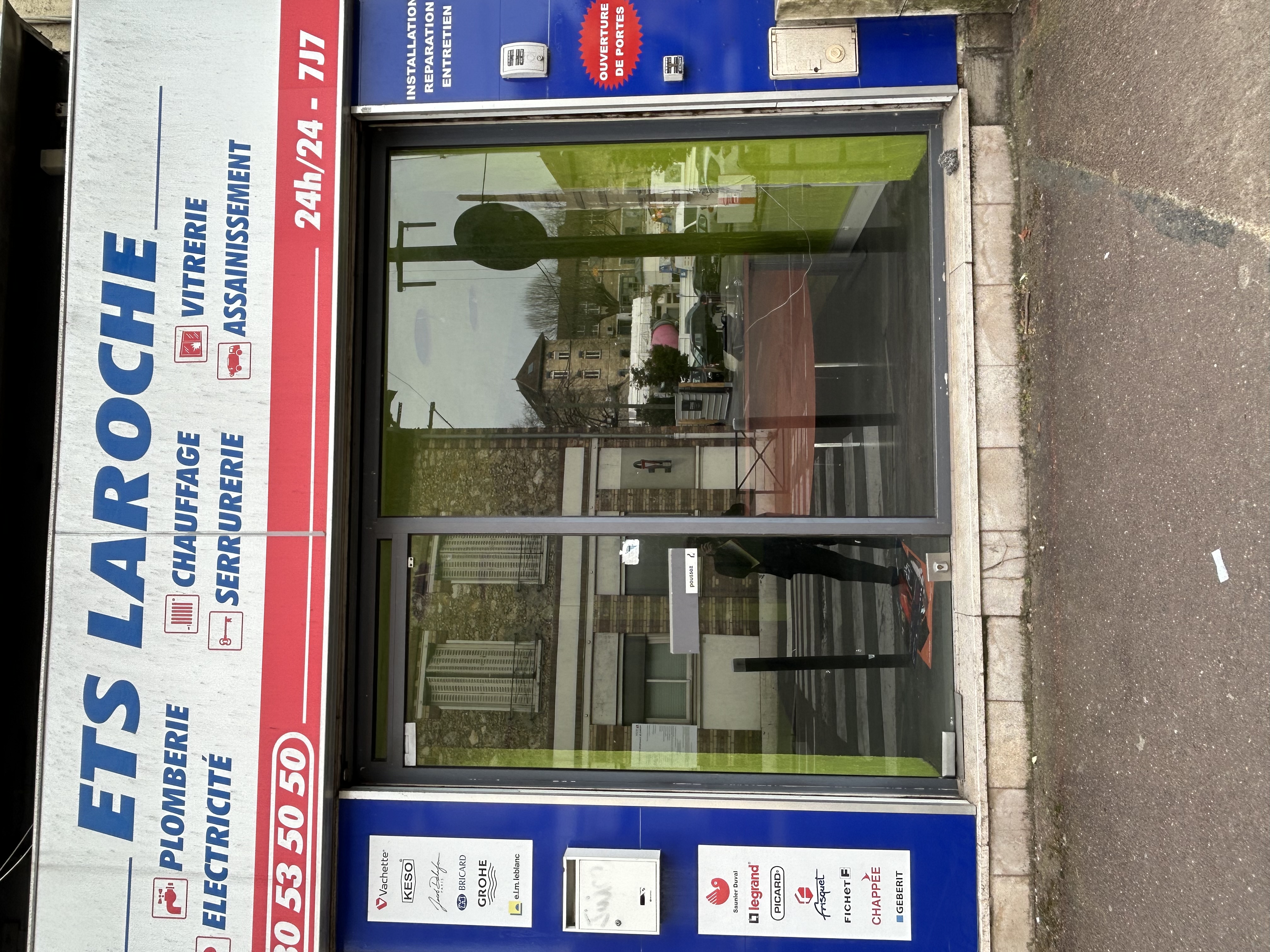 local commercial ou bureau 60m2, façade 4,30, centre ville face Parking Mairie et poste, sur axe très passant,
vitrine avec protection grille électrique 
pas de porte 2900€, loyer 1100€ mensuel participation à Taxes Foncières 110€ mensuel
bail 3, 6, 9 nouveau à la date d'entrée dans le local