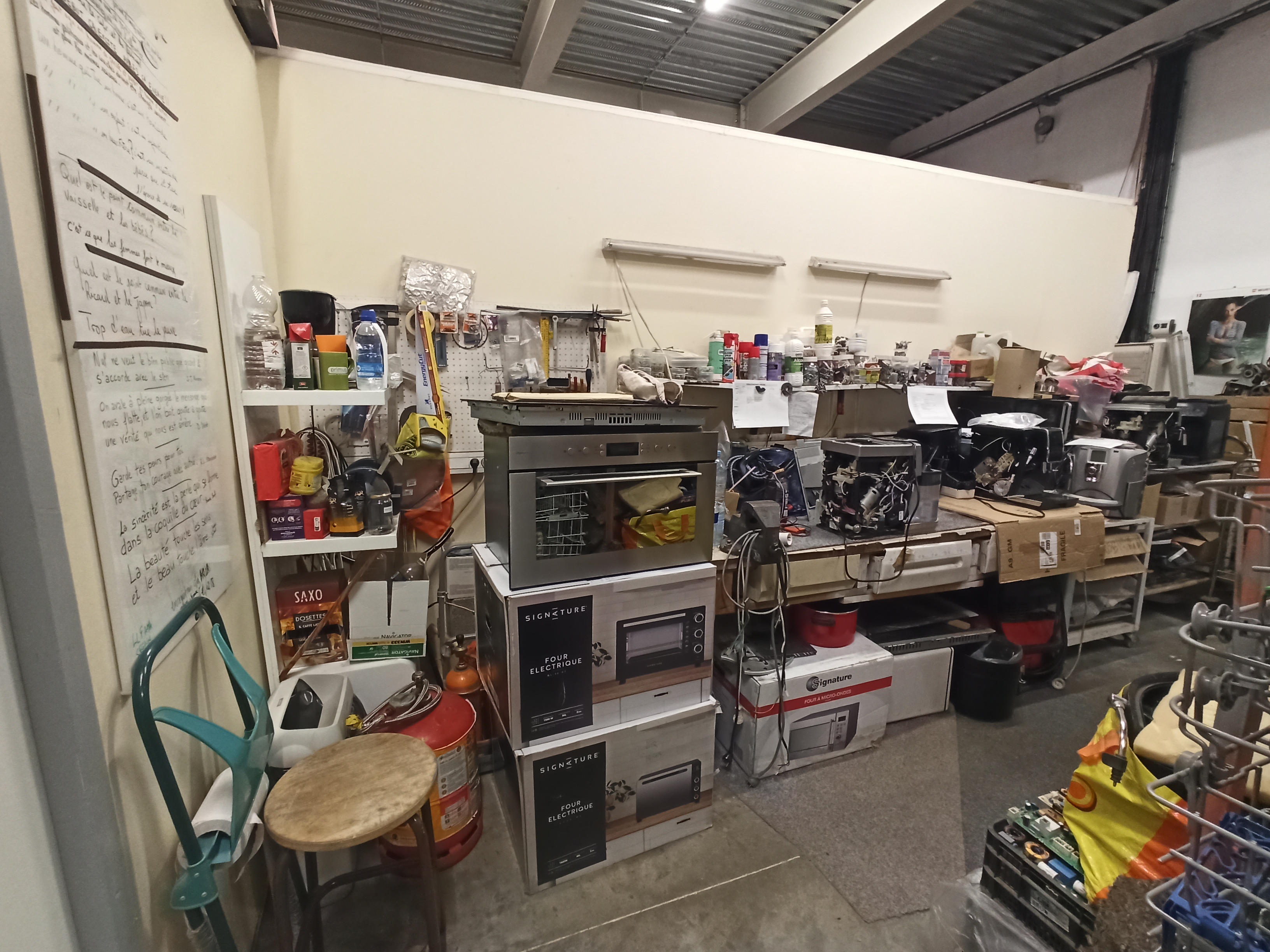 À reprendre, une entreprise de Service Après-Vente d’électroménager, cédée dans le cadre du départ à la retraite de la dirigeante (mars 2026).
Cette entreprise est spécialisée dans la réparation de petits et gros électroménagers, à domicile et en atelier. L’activité est complétée par la vente de pièces détachées au sein d’un magasin attenant à l’atelier.

Située à Mende, cette entreprise, créée il y a plus de 15 ans, intervient principalement auprès d’une clientèle de particuliers. Un fichier client informatisé est tenu à jour et permet de retracer l’historique des interventions au cours de ces 10 dernières années.
Les clients sollicitent le Service-Après-Vente soit dans le cadre de garanties souscrites auprès du magasin BUT, soit de manière indépendante.
S.A.V électro-ménager dans toutes les marques.

Les locaux, construits en 2007 sont en bon état. Ils comprennent un magasin de 15 m², un bureau, un atelier de 100 m² ainsi que des places de stationnement situées devant la boutique.

L’ensemble du matériel nécessaire à l’activité est inclus dans la cession : diable, table élévatrice, petits outillages… Aucune concurrence directe dans un rayon de 25 km.

Une salariée à mi-temps est actuellement en poste.

La reprise de l’activité s’adresse à un technicien électroménager expérimenté.

Loyer : 312 € HT/mois  
Ventes des parts sociales : 30 000 €