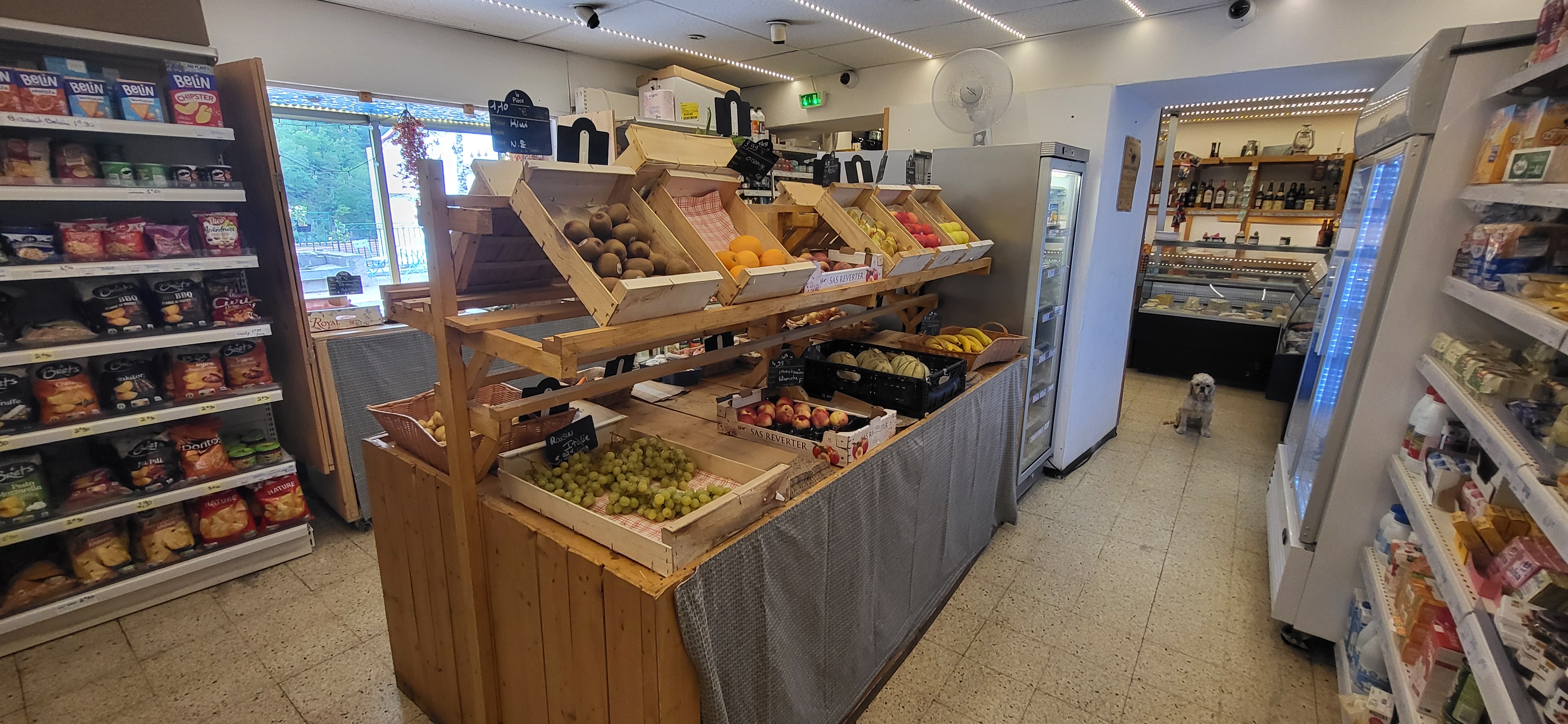Vend fond de commerce
A st sauveur sur tinee (40mn de nice)
Epicerie multiservice 
Point chaud/fruit er légumes/charcuterie et fromages a la coupe 
Commerce de 100 m2
50 vente/50 reserve 
Situe sur la m2205 route des stations du mercantour et croisement essentiel du GR5. 
Le commerce est situé face au gîte d étape. Au cœur du village. 
2 parking public à proximité 20 et 50m.
Clientèle locale ainsi qu une clientèle de passage saisonnière régulière l été avec les randonneurs cyclistes et motards via GR5 et les différents cols a proximité. 
L hiver puisque la m2205 desser les stations de Roubion Isola2000 Auron et St Dalmas le Selvage