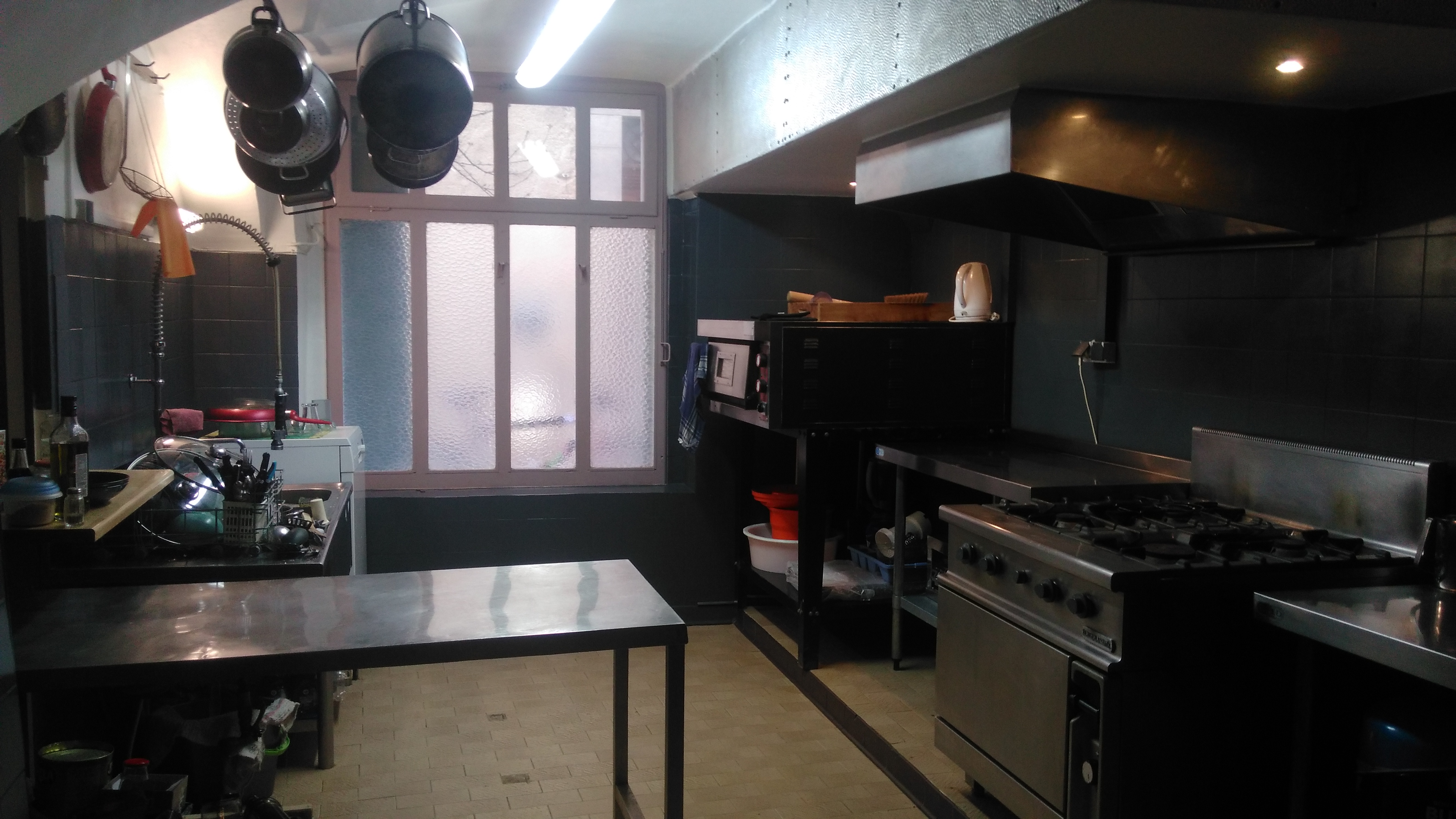 Établissement situé dans un village de 900 habitants dans le piémont cévenol, à 45 mins de Montpellier et Nîmes.
Une salle principale avec une capacité de 35 places et une salle attenante de 15 places.
Droit de terrasse accordé par la mairie d'environ 25 places.
Cuisine professionnelle.
Appartement de fonction ( T4) au dessus du commerce avec terrasse. Possibilité d' un grand logement ou 2 petits avec 2 entrés séparées. 
Clientèle locale et ambiance chaleureuse !