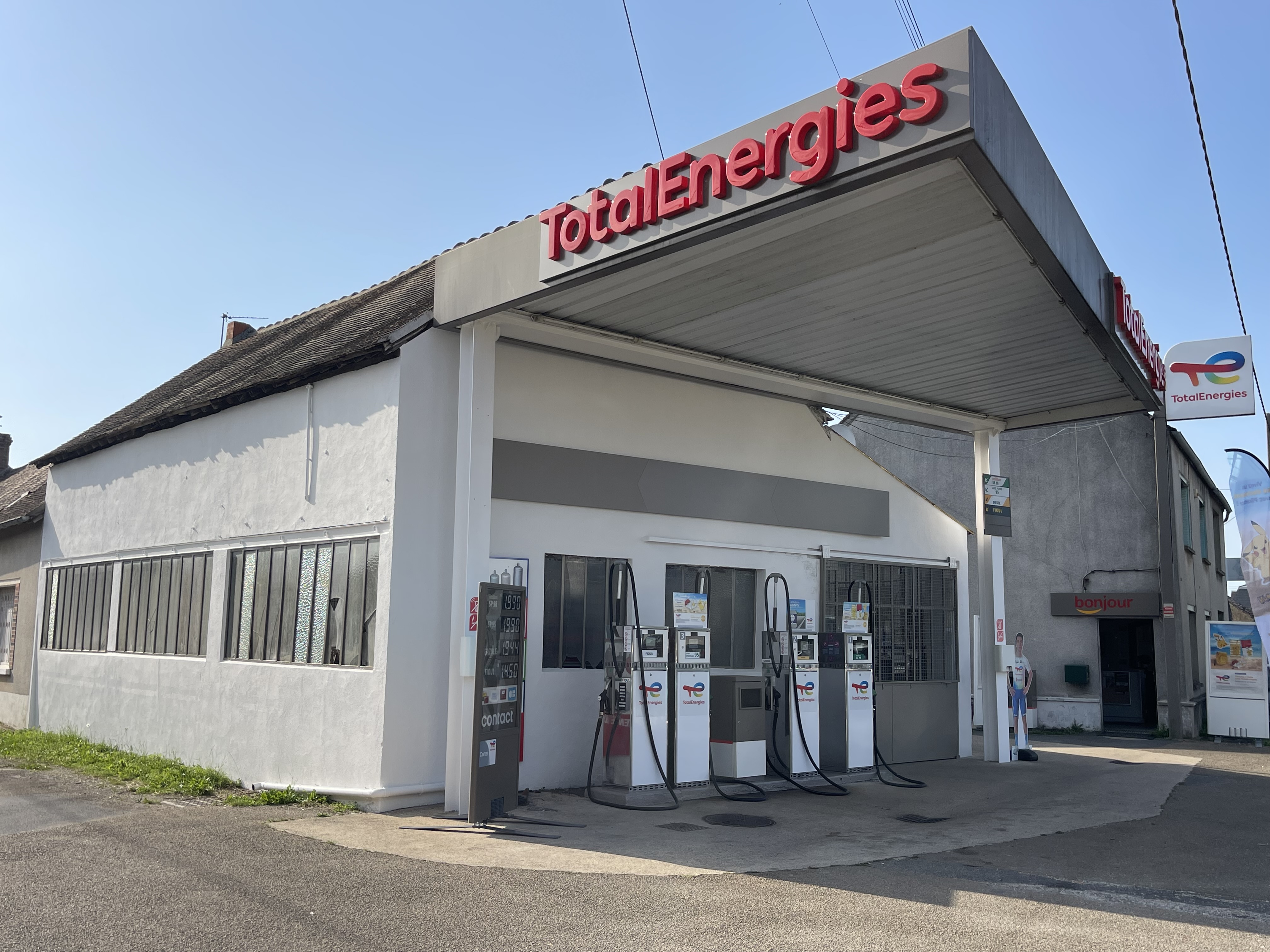 Cause départ à la retraite, Fond de commerce d'un Garage multi marques / Station service Total situé au cœur d'un village plein de charme dans l'Yonne.

Garage proche région parisienne (environ 100km au sud de Paris), situé à moins de 20km de l'autoroute A6 et de l'A19.
Partie Garage composée entre autres d'un vaste bureau/espace réception clients/espace magasin, d'un atelier fermé avec 1 pont, d'un atelier ouvert avec 2 ponts, d'un espace sanitaire...

Partie habitation attenante au Garage sur 2 étages composée d'une vaste pièce de vie, cuisine séparé, 1 salle de bain, 2 WC, 3 chambres et un bureau, une cour et un jardin privatif ainsi que d'une dépendance.

Possibilité d'acquérir les murs également en vente