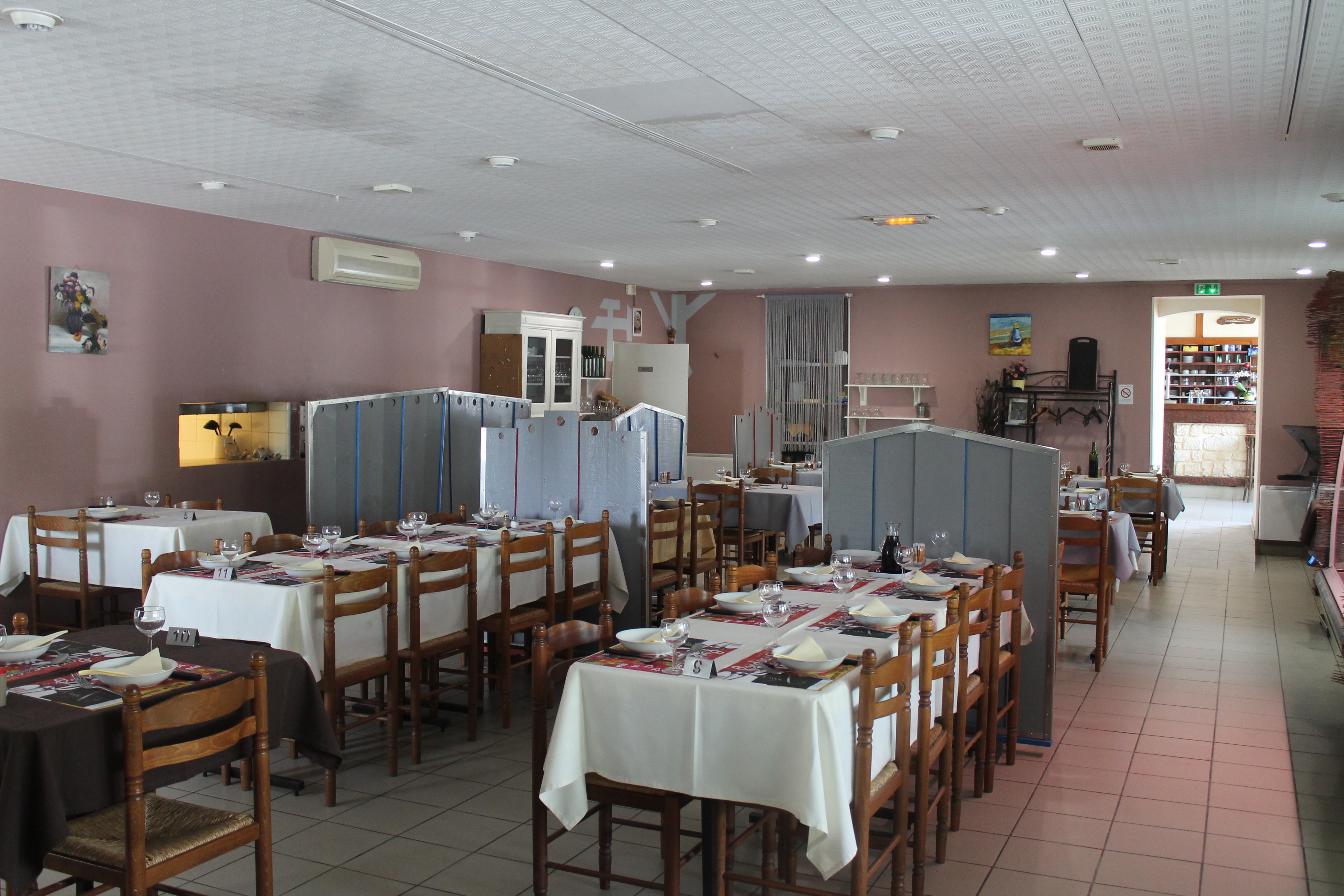 Après 17 ans auprès de nos clients nous décidons de nous séparer de notre Hôtel Restaurant situé à Saint-Pardoux-Isaac (47) — Axe stratégique D933 (Bergerac / Marmande).

Prix attractif pour cet établissement entièrement rénové et aux normes (PMR & sécurité), idéalement positionné le long de la D933, à 20 km de Marmande et 30 km de Bergerac. Bénéficiant d'un fort flux de passage quotidien et d'une visibilité optimale, l'affaire s'appuie sur une clientèle fidèle (locale, pro et touristique).

🍽️ Restauration & Bar
Salle de restaurant : 90 couverts, entièrement climatisée.
Terrasse couverte : 30 couverts.
Cuisine & Bar : Cuisine pro équipée et opérationnelle, bar avec réserve dédiée, sanitaires aux normes.

Activité Traiteur : Beau potentiel de développement avec camion traiteur.

🏨 Hôtellerie & Logement
Hôtel : 8 chambres équipées et climatisées.
Salon commun chaleureux pour la clientèle.
Logement de fonction : Appartement privatif inclus sur place (2 chambre, salon, Salle de bains).

🚗 Parkings & Annexes
Grand parking privé : Accès et stationnement très faciles pour voitures et poids lourds.

4 garages fermés.

💼 Conditions financières & Exploitation
Prix du fonds de commerce : 65 000 €
Loyer : 1600e/mois
Possibilité d'acheter également les murs.

Bel outil de travail sain, prêt à exploiter.