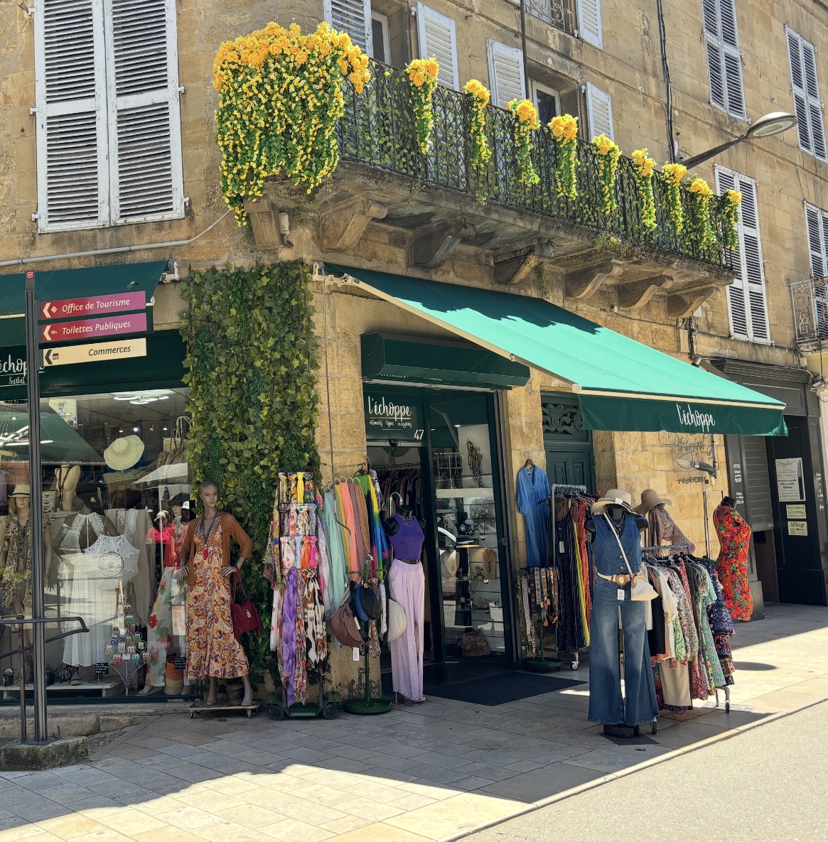 Idéalement situé à l'angle de la rue commerçante ( à deux pas de l office de tourisme) et du centre historique de Sarlat capitale du Périgord Noir, ce fond de commerce bénéficie d un excellent  emplacement.
la boutique propose une activité de vêtements femme de marques diverses, chaussures , bijoux fantaisies et précieux, avec une clientèle fidèle à l'année, largement renforcée par un important flux touristique en saison.
local d une surface totale de 80m2
Grande vitrine  plus 2 sur chaque coté de la porte, offrant une excellente visibilité.
Espace de vente lumineux
Etage comprenant des zones de stockage, bureau, toilette.
Convient parfaitement à une reprise clé en main ou à un nouveau concept.
Activité saine avec potentiel de développement pour qui souhaite allier projet durable et qualité de vie.
