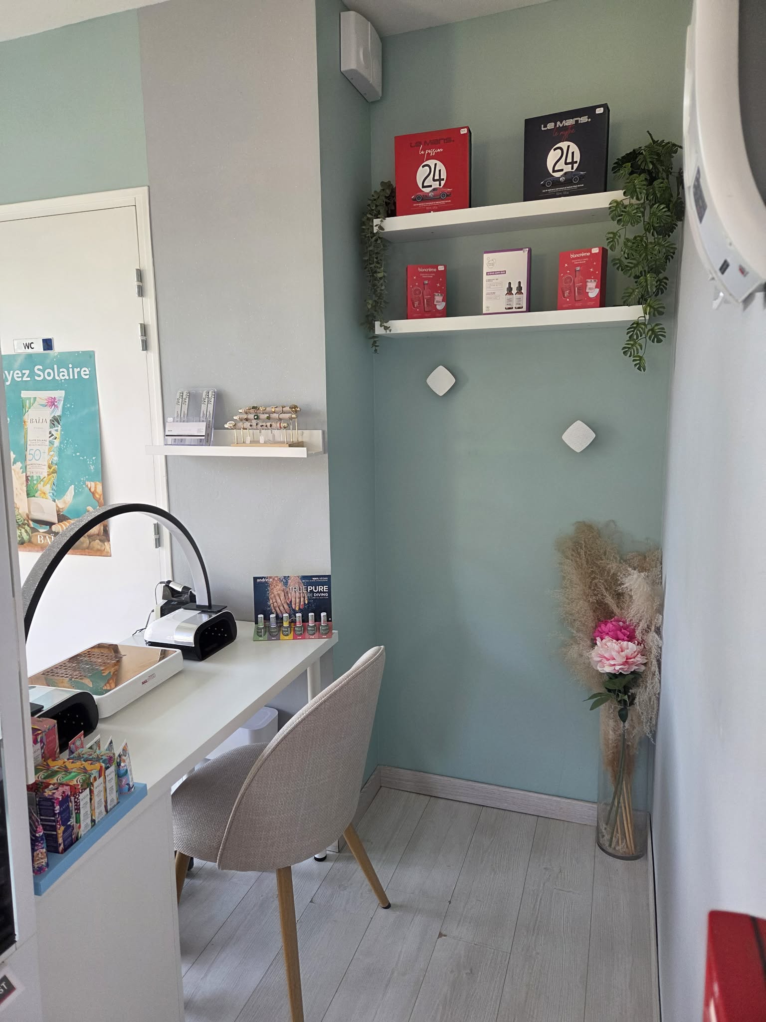 À VENDRE – Fond de commerce Institut de Beauté aux portes du Mans

Vous souhaitez reprendre un institut clé en main avec une clientèle fidèle ? Cette belle opportunité est faite pour vous !

Situé à seulement 5 minutes de Family Village / Maine Street, dans un grand village dynamique avec de nombreux commerces, cet institut bénéficie d'un emplacement stratégique, offrant une excellente visibilité grâce à sa situation sur un rond-point.

L'institut, exploité avec succès depuis plus de 12 ans, dispose d'une clientèle régulière, fidèle et agréable.

Le local comprend :

- Un espace accueil / onglerie chaleureux.
- 2 cabines de soins :
  - une cabine avec lave-mains,
  - une cabine avec lave-mains et douche.
- Une réserve équipée d'un ballon d'eau chaude, d'un évier, d'un lave-linge et d'un sèche-linge.
- Un WC.
- Un parking privé à l'arrière de l'établissement.

Aucun travaux à prévoir : réaménagement complet réalisé fin avril, avec du mobilier récent, permettant une reprise immédiate de l'activité.

Informations complémentaires :

- Logiciel de caisse Syphop.
- Prise de rendez-vous en ligne via Planity.
- Loyer : 630 € TTC par mois (local assujetti à la TVA).

Vente pour cause de changement de situation.

📩 Photos et renseignements complémentaires sur demande.