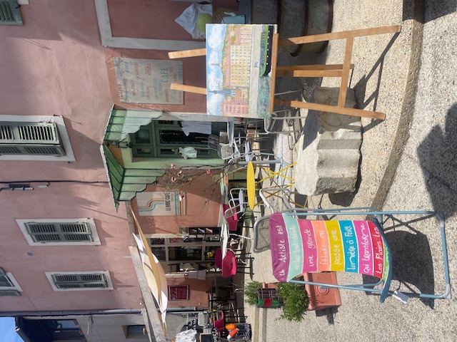 Opportunité Vente fonds de commerce et murs, d'un café brocante
avec possibilités de faire d'autres activités
- 115 M2 rénovés en 2023
- 50 M2 de terrasse
- Emplacement sur axe passant
- Belle visibilité
- Clientèle locale fidèle toute l'année
- Forte fréquentation touristique
- Forte image de marque installée
- Outil de travail clé en main (frigos, distributeur de vin, armoire à vin...)
- Restauration snacking, brunch
- Forte fréquentation lors d'animations, soirées musicales et culturels
- Belle activité de brocante développée
- Parking à proximité
- Licence IV et terrasse louées à la mairie
- Electricité et sécurité aux normes
- Toilettes normes handicapés
- Alarme incendie