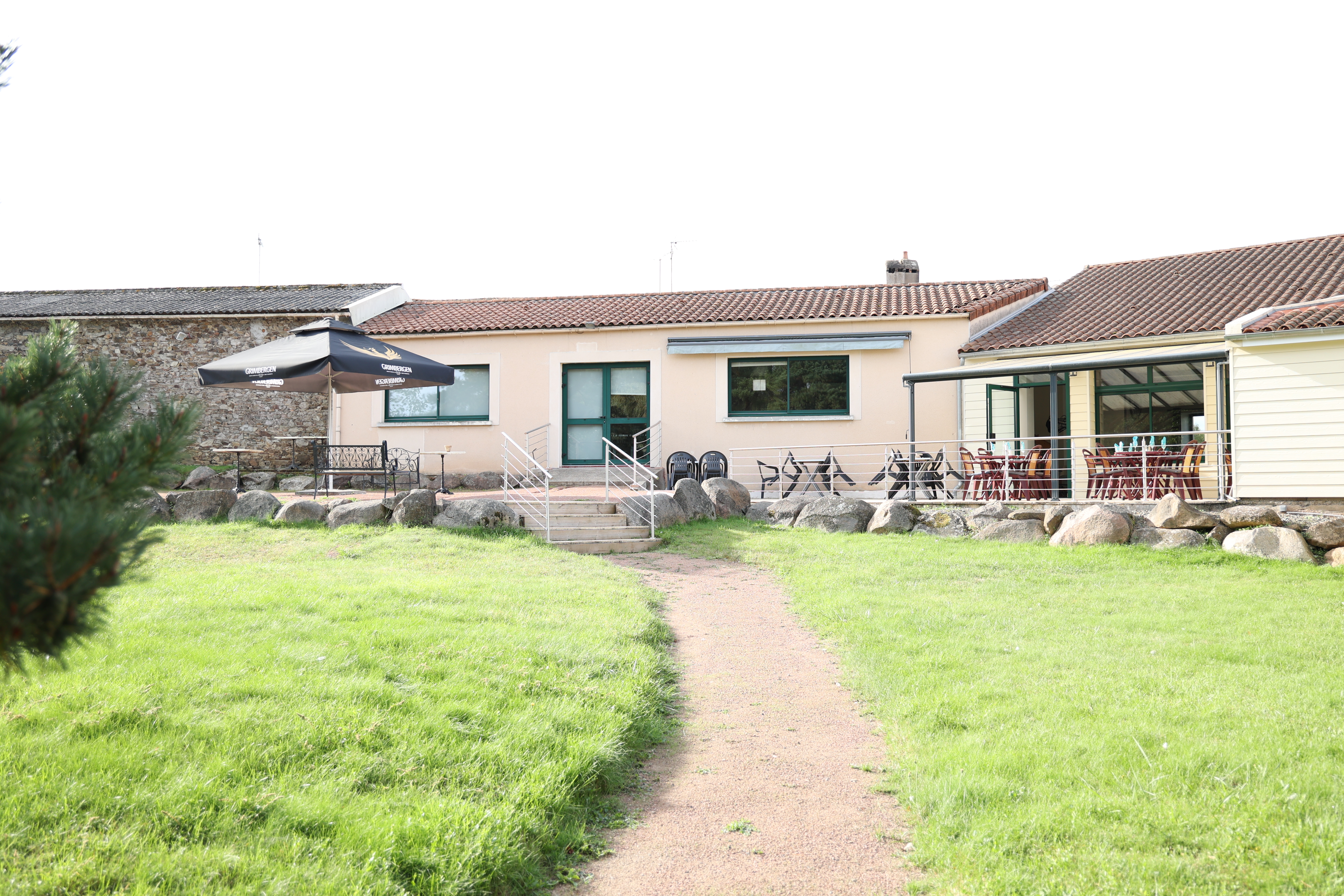 A vendre Mur et Fond de commerce
BAR- RESTAURANT-TRAITEUR
Aucune concurrence sur secteur. Bonne notoriété locale. 2 salles de restaurant 
capacitée 200 couverts , belle terrasse couverte  privée a l'arrière de 35 couverts ,  terrain clos de 1.000m2 clos. Terrasse couverte devant l'établissement. Cuisine entièrement équipée, sans frais à prévoir. 6 services /semaines, 2 serveuses  à mi-temps .
Appartement neuf de 130m2 avec toit terrasse. + de 250.000 euros d'investissements sur 12 ans. Cède cause retraite.
Possibilité autre photos sur demande.

En toute propriété