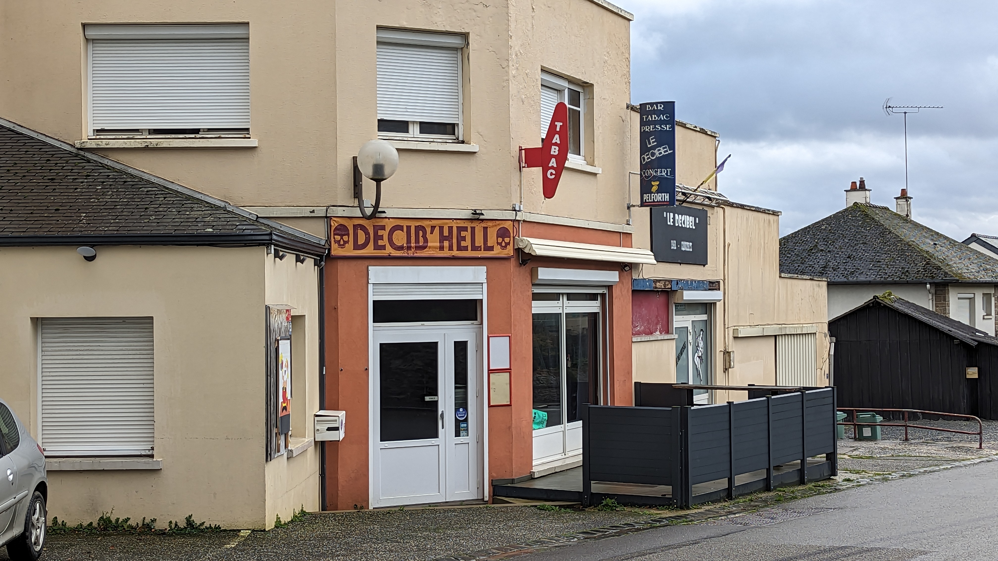 Location d'un bar concert tabac avec logement qui se trouve dans une commune mayennaise dynamique de 1390 habitants avec 2 médecins, une pharmacie, une boulangerie, une école ... et traversée par une route départementale passagère. Montenay se trouve à une vingtaine de kilomètres de Laval, Mayenne et Fougères. L'équipe municipale se tient à votre disposition pour tout renseignement.