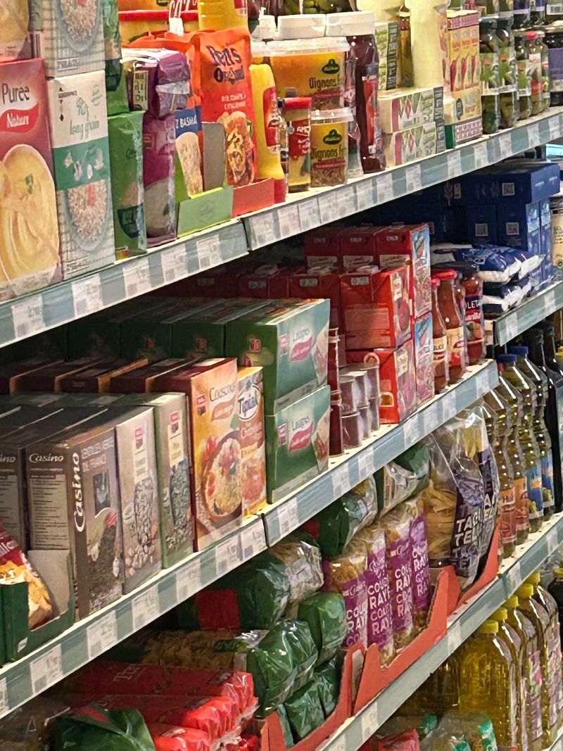 Magasin Alimentation générale, Fruits et légumes, Tabac, presse régionale et Française des jeux. 
Dépôt de gaz.
Pas de contrat de franchise, totalement indépendant.
Superficie de vente de 100 m + bureau + toilettes + local cuisson.
Commerce implanté en Sud Gironde dans un village de 1000 habitants situé entre la forêt des landes de Gascogne et le vignoble des Graves . 
Écoles maternelle et primaire, crèche , collège et lycée privé.
Salon de coiffure, bar restaurant.
Village situé à 45 minutes de Bordeaux et 1h 15 de l'Océan et du Bassin d'Arcachon.
Logement attenant au commerce avec 3 chambres, cuisine , salon et salle à manger. Terrain clos.
Les murs appartiennent à la Mairie, bail commercial 3/6/9.
Loyer logement 250€ , loyer commerce 490 € TTC (409 € HT).