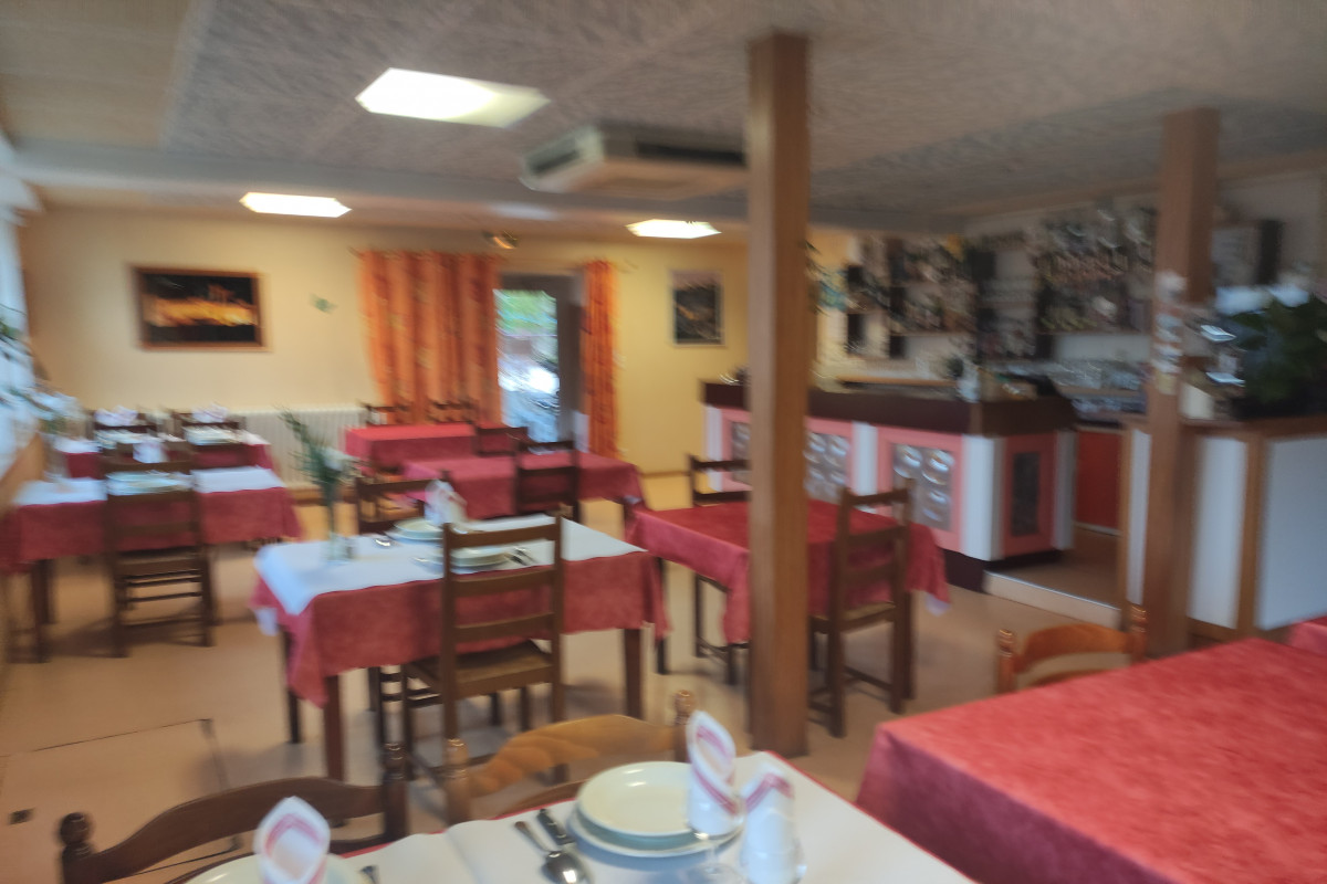La destination touristique Vallée de la Dordogne offre un écosystème unique avec une reconnaissance historique au niveau national (5 millions de visiteurs), le territoire prône l?authenticité, la naturalité et la gastronomie. La vallée de la Dordogne est un territoire à taille humaine (50 000 habitants), avec une forte dynamique économique (3500 entreprises) porté notamment par le tourisme, ses fleurons industriels & agroalimentaires et son secteur agricole de qualité et diversifiée (élevage, viande, fromage Rocamadour, noix, truffe...). 
Le territoire possède de nombreux labels de qualité et de reconnaissance que ce soit de la mise en valeurs des filières gastronomiques locales (AOP, Agneau Fermier du Quercy, Veau sous la Mère?), touristiques (Destination Vallée de la Dordogne, 5 Plus Beaux Villages de France, Réserve mondiale de biosphère Unesco, Parc Naturel Régional?) ou même du côté du dynamisme de ses industries (Label Territoire d?Industrie, Mécanic Vallée).

Cet établissement historique avec une longue tradition familiale jouit d?une situation privilégiée proche de sites touristiques majeurs, l?axe routier longe la rivière Dordogne, reliant 3 Plus Beaux Villages de France (Carennac, Loubressac, Autoire), à proximité de Rocamadour, moins de 20 minutes et à moins de 15 min du gouffre de Padirac.
De plus il se trouve non loin de pôles économiques du territoire (Bretenoux, Biars-sur-Cère, Saint-Céré) assurant une zone de chalandise pertinente (+ 800 entreprises à moins de 15 min et un bassin de population de 20 000 hab) pour capter les différents flux de clientèles, notamment la clientèle professionnelle locale. 

Dans une belle bâtisse historique de style quercynois datant du 19è siècle, l?établissement se compose de 3 niveaux : le restaurant en rdc, l?ancien hôtel et ses anciennes chambres en R+1, cave sous restaurant, un R+2 sous comble. Des extensions de 1968 et de 2003 ont complétées et réagencées les différents espaces. 
Le restaurant peut accueillir jusqu?à 100 couverts sur 2 espaces distincts : la salle du comptoir/ bar (60 m²) et la salle de restaurant (100m²).
La terrasse extérieur (couverte avec stores-bannes) peut accueillir jusqu?à 80 couverts.
Bar avec licence 4
Grande cuisine professionnelle complète : dimensionné pour 3 cuisiniers et 1 plongeur, matériels récents acquis en 2020.

Le restaurant offre aujourd?hui une cuisine traditionnelle et des spécialités régionales, avec un travail de produit frais. Proposition de menus ouvrier le midi en semaine et d?une carte. Proposition carte et menus le weekend.
Très bonne notoriété auprès de la clientèle locale et des touristes : Traveller?s Choice 2021 sur TripAdvisor et note de 4.3 sur Google.

Ouverture à l?année, fidélité de la clientèle locale, et très bon positionnement touristique.

Un appartement de fonction avec 3 chambres est disponible sur une surface d?environ 60 m² (à rénover).
8 anciennes chambres d?Hotels sont à réhabiliter à l?étage sur environ 100 m² selon les projets.



CA? entre 300 k? et 320 k ? / an
90% du CA fait le midi ? Fort développement possible le soir.
Ticket moyen : 15 ? la semaine / 25 ? le weekend
Couverts / jour HS : 80-100
Couverts / jour BS : 30-50

Prix de vente du Fonds de commerce : 120 000 ?
Vente des murs dissociable : 200 000 ?

Pour toutes précisions merci d'adresser un mail à : 
relaisdegintrac@gmail.com
06 84 17 89 29 

Possibilité pour le/la repreneur d?être accompagné(e) pour la reprise par l?agence économique du territoire CAUVALDOR Expansion : ingénierie projet, renforcement des fonds propres, recherche de financement et subventions.
