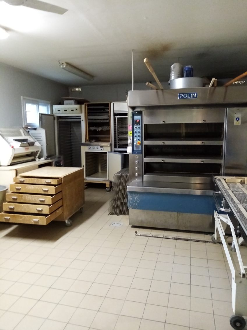 A vendre Boulangerie Pâtisserie.
Pour cause de retraite, nous mettons en vente notre commerce situé sur la commune de Dun le Palestel (23800).
Notre entreprise est implantée sur cette belle commune, depuis plus de 36 ans, en plein centre du bourg, sur un axe principal.
Il s'agit d'une commune rurale de plus de 1200 habitants, avec tous les commerces de proximités (boucher, pharmacie, médecin, librairie tabac presse, banque...), ainsi que des écoles, de la maternelle au collège.
Nous avons une clientèle fidèle de particuliers et de touristes.
Notre local professionnel comprend :
-un magasin de vente de 24m2
-un fournil de 70m2
-un laboratoire de pâtisserie de 15 m2
-une réserve
-un vestiaire sanitaire
Le commerce est équipé également d'un logement T5 situé au-dessus.
Le chiffre d'affaire au 30 septembre 2024 est de 385354 euros HT, entièrement boutique.
Affaire idéale pour un couple.
Prix de vente de 150000euros.
Nous étudierons toutes propositions sérieuses de reprise.