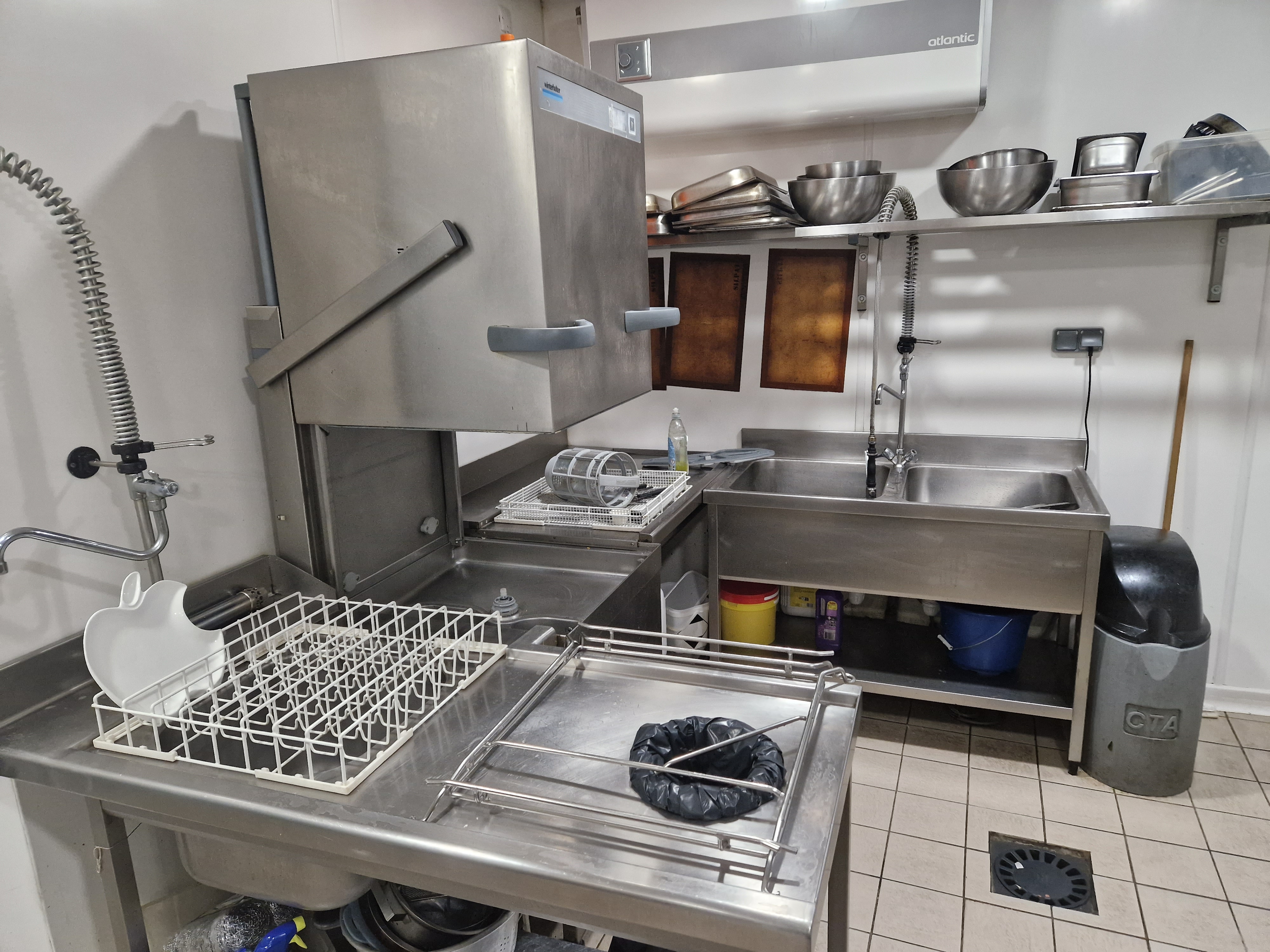 Vente restaurant.  Très bon potentiel . Cuisine refaite entièrement. 50 couverts. Terrasse de 25 couverts doublée  l été.