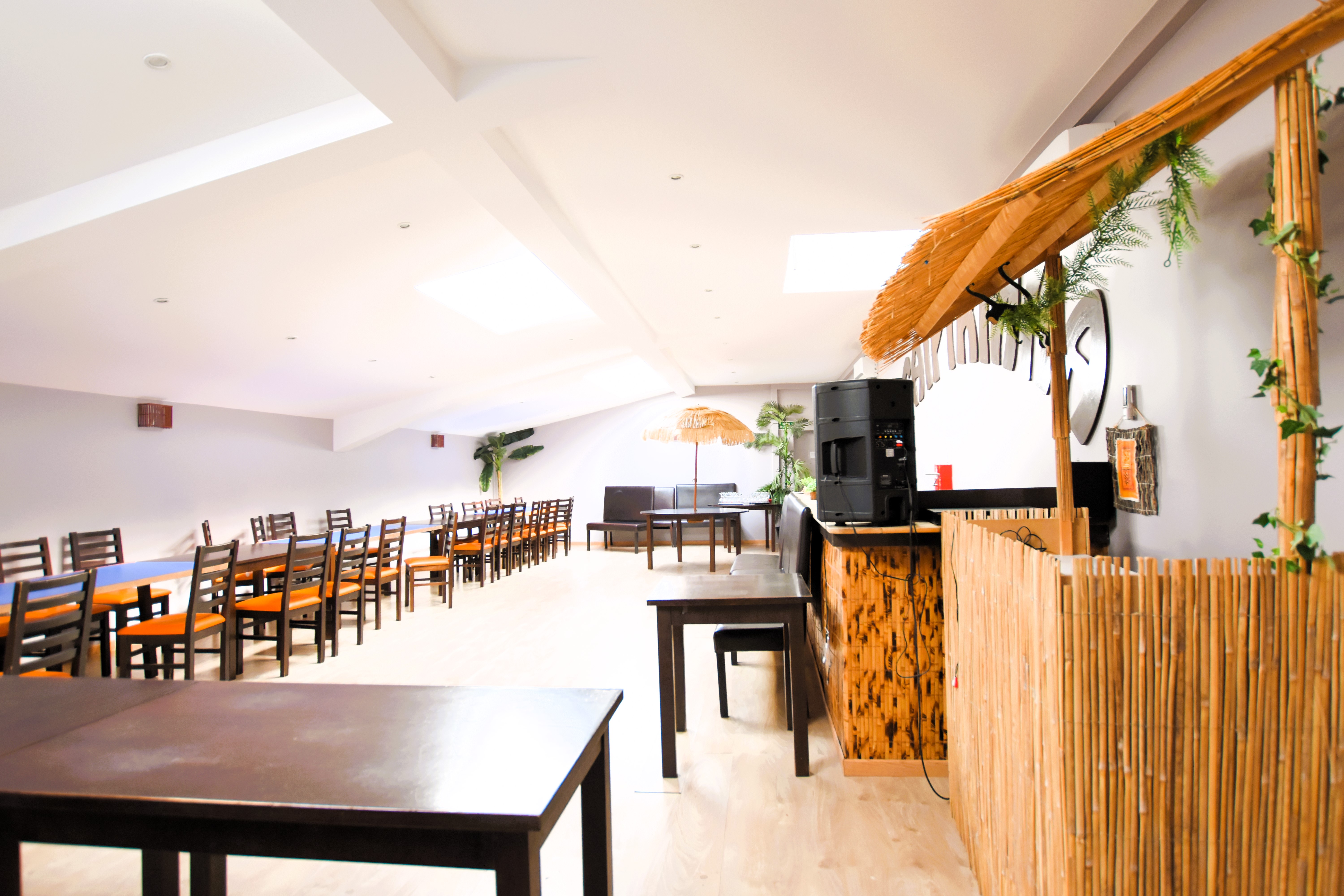 À VENDRE — Fonds de commerce Restaurant Licence IV • Les Essarts-le-Roi (78690) • 200 couverts (150 salle + 50 terrasse) • Surface ~290 m² • Affaire prête à travailler

Affaire reconnue, clientèle fidélisée, très bonne capacité d’accueil et potentiel immédiat d’augmentation du chiffre d’affaires.

- Chiffres clés :
Surface totale : ~290 m² (2 niveaux)

Capacité : 150 couverts en salle + 50 en terrasse

CA HT : ≈ 380 000 €/an (stable)

Bail 3/6/9 – Loyer : 2 050 €/mois + 200 € charges (soit 2 250 € CC)

Loyer / m² / an : ≈ 93 €/m² CC (≈ 27 000 €/an / 290 m²) — niveau attractif

Licence IV — cuisine professionnelle entièrement équipée, matériel en excellent état

- Configuration :
RDC : grande salle d’env. 70 couverts, bar, grande cuisine équipée

Étage : grande salle d’env. 80 couverts + appartement 2 pièces d’env. 70 m² (rare, très pratique pour loger/dupliquer en bureau/stock)

- Exploitation actuelle :
Ouvertures : du lundi au jeudi midi ; vendredi et samedi midi & soir

Soit 8 services/sem. (sur un potentiel de 14 si ouvert midi/soir 7j/7)

- Potentiel de développement :
+6 services/sem. possibles (soirées en semaine, dimanche) ⇒ +75 % de services vs. exploitation actuelle

Privatisations & évènementiel (entreprises, associations, familles)

Traiteur / vente à emporter / click & collect / plateformes

Animation de la Licence IV (bar à vins/cocktails, afterwork)

Communication digitale locale (réseaux sociaux, partenaires)

- Atouts du site :
Emplacement recherché, proximité gare SNCF et commodités

Stationnement aisé pour la clientèle

Décor chaleureux, établissement opérationnel, reprise facilitée

Dossier exploitable immédiatement (bail, éléments comptables, etc..).

Contact David & Kim pour de plus amples informations :
06 74 63 97 71 • 06 76 08 50 55 • david@blbimmo.fr • kim@blbimmo.fr

Informations sur les risques (ERP) : www.georisques.gouv.fr
Annonce rédigée sous la responsabilité de M. David ANTONIO, RSAC Versailles n° 795 063 999.