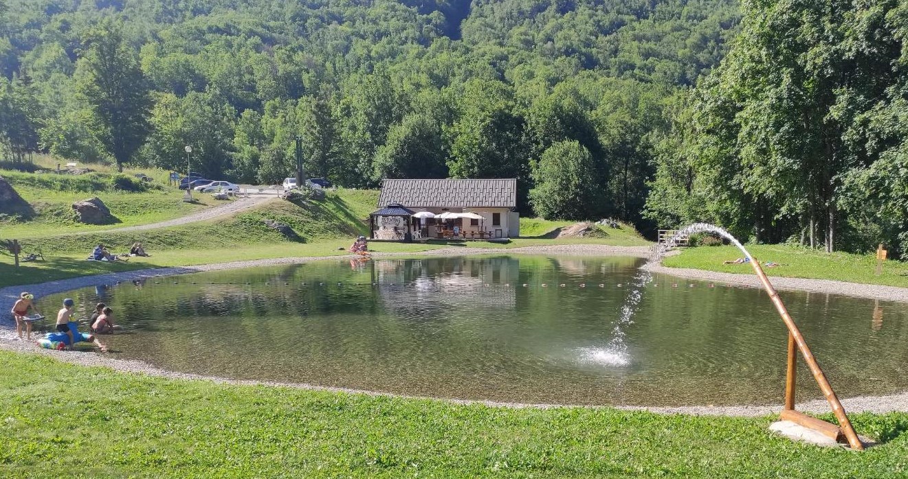 La commune de Saint-Colomban-des-Villards se situe en Savoie, dans la vallée de la Maurienne, à 1 100 mètres d’altitude. Elle compte 150 habitants à l'année répartis sur plusieurs hameaux. 

À mi-route du Glandon – col mythique du Tour de France cycliste –, le village se distingue par son charme et son authenticité savoyarde. Il présente un patrimoine naturel encore intact avec ses forêts, lacs d'altitude et torrents, où il fait bon pratiquer une large gamme d’activités de détente et sportives. Bref, il fait bon s’oxygéner le corps et l’esprit, été comme hiver, car le village est également une station de ski reliée aux Sybelles, le 4e domaine skiable de France.

La commune s’est dotée d’infrastructures touristiques de qualité, notamment la résidence de La Perrière, qui fait l’objet de cette annonce. Insérée dans le coeur du village, elle offre confort et tranquillité. 

Cette résidence a été construite en 1995 et se compose de plusieurs bâtiments comprenant en tout 33 appartements. Des travaux de rénovation ont été réalisés en 2019/2020, un parking privatif et gratuit se trouve à proximité. 

Le dossier d’Appel à candidature et le Cahier des charges sont disponibles sur le site de la commune de Saint-Colomban-des-Villard, www.st-colomban-des-villards.fr ou par mail au Secrétariat de la Mairie : mairie-st.col@wanadoo.fr


Crédits photos : Olydea