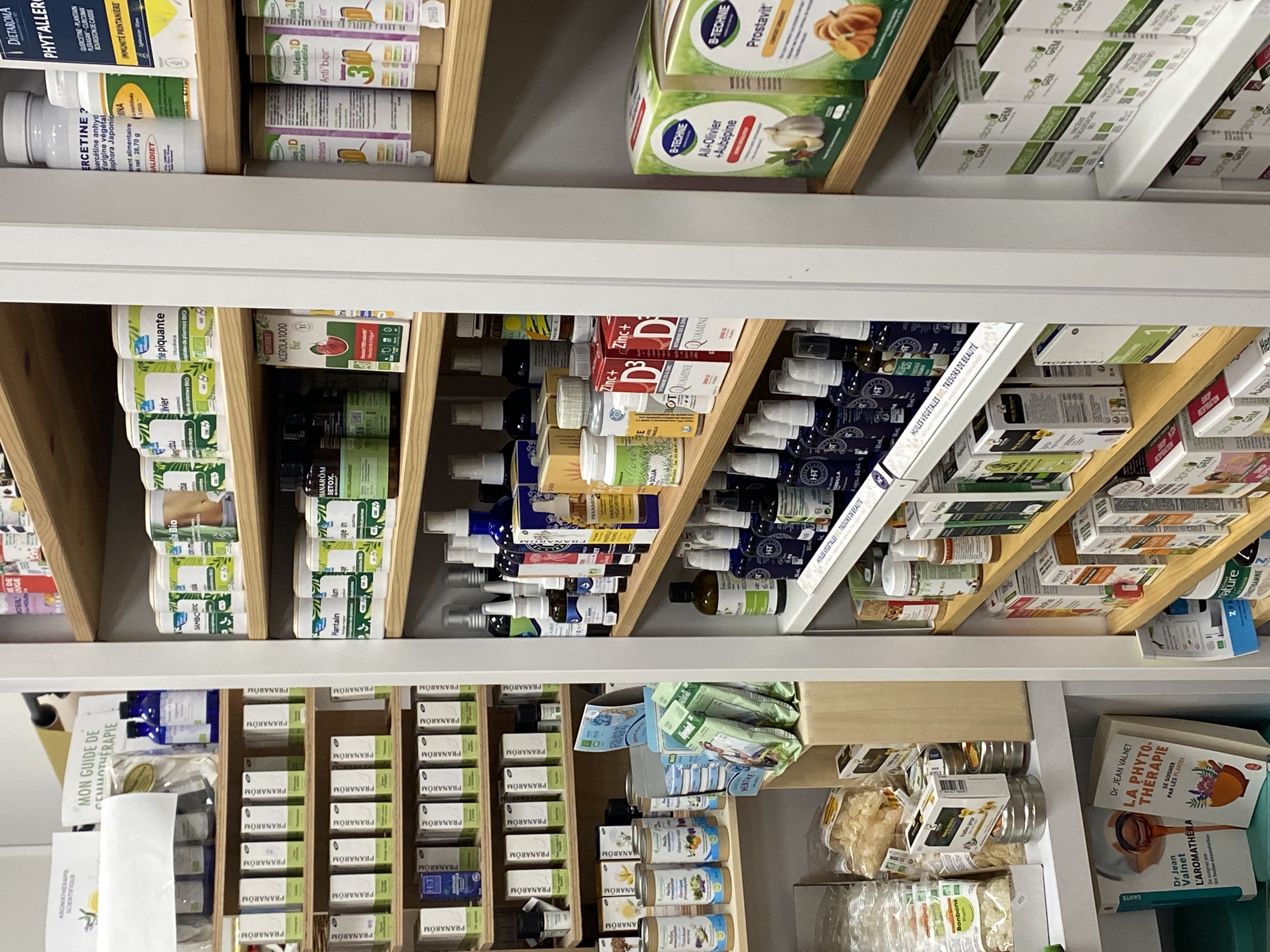 Épicerie  Bio, produits bien-être, Thés & Saveurs du Terroir

Située au cœur de Neufchâtel-en-Bray,  L’Échoppe Nature est un magasin Bio de référence, réputée pour sa sélection de produits d’exception. Véritable écrin dédié aux gourmets, la boutique bénéficie d'une image de marque forte et d'un positionnement axé sur la qualité et l'authenticité des produits, ainsi que pour ses conseils sur les questions bien être et diététique.

 Les piliers de l’établissement :
- Spécialiste Thé & Chocolat : Une offre premium avec des gammes de thés renommées et une chocolaterie fine qui génère un flux constant, notamment lors des périodes fortes (Noël, Pâques, Fêtes).
- important rayon de produits diététiques et bien être
- Terroir & Régionalisme : Sélection rigoureuse de produits régionaux et de spécialités artisanales, plébiscitée par une clientèle locale fidèle et une clientèle de passage en quête de paniers garnis, ou de cadeaux
- Emplacement de Premier Ordre : Située en plein coeur de la ville, la boutique bénéficie en plus d'une très belle vitrine
- Chiffre d'affaires en progression

 Potentiel de développement :
L'affaire est saine et offre encore de belles perspectives de croissance :
- Développement de l'offre "Cadeaux d'affaires" et colis gourmands pour les entreprises locales.
- Développe de la boutique en ligne  existante avec retrait en magasin.

Accompagnement :** Transmission du carnet de fournisseurs et aide à la reprise assurée par le cédant.
Type de bail : Commercial 3/6/9 renouvelé récemment,  petit loyer