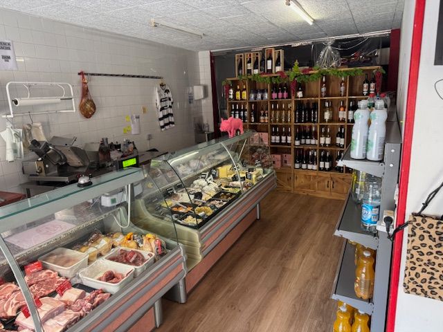 AUDE - Vente d'un fonds de commerce Epicerie, Boucherie au centre d'un village, proche d'une belle station balnéaire. SEULE épicerie du village ce qui en fait le commerce de proximité idéal. Elle n'est pas sous enseigne ; il y a également la possibilité de développer différents axes sur ce fonds de commerce. Cette boucherie / épicerie est idéale pour un couple de professionnels de la boucherie qui souhaiterait s'établir dans le Sud de la France. Les exploitants actuels souhaitent partir vers de nouveaux horizons. Fonds : 150.000€ - CA : 353.480€ - EBE : 60.894€

Fonds de commerce

Chiffre d'affaires (HT) : 353 500 €


Effectif : 0-2