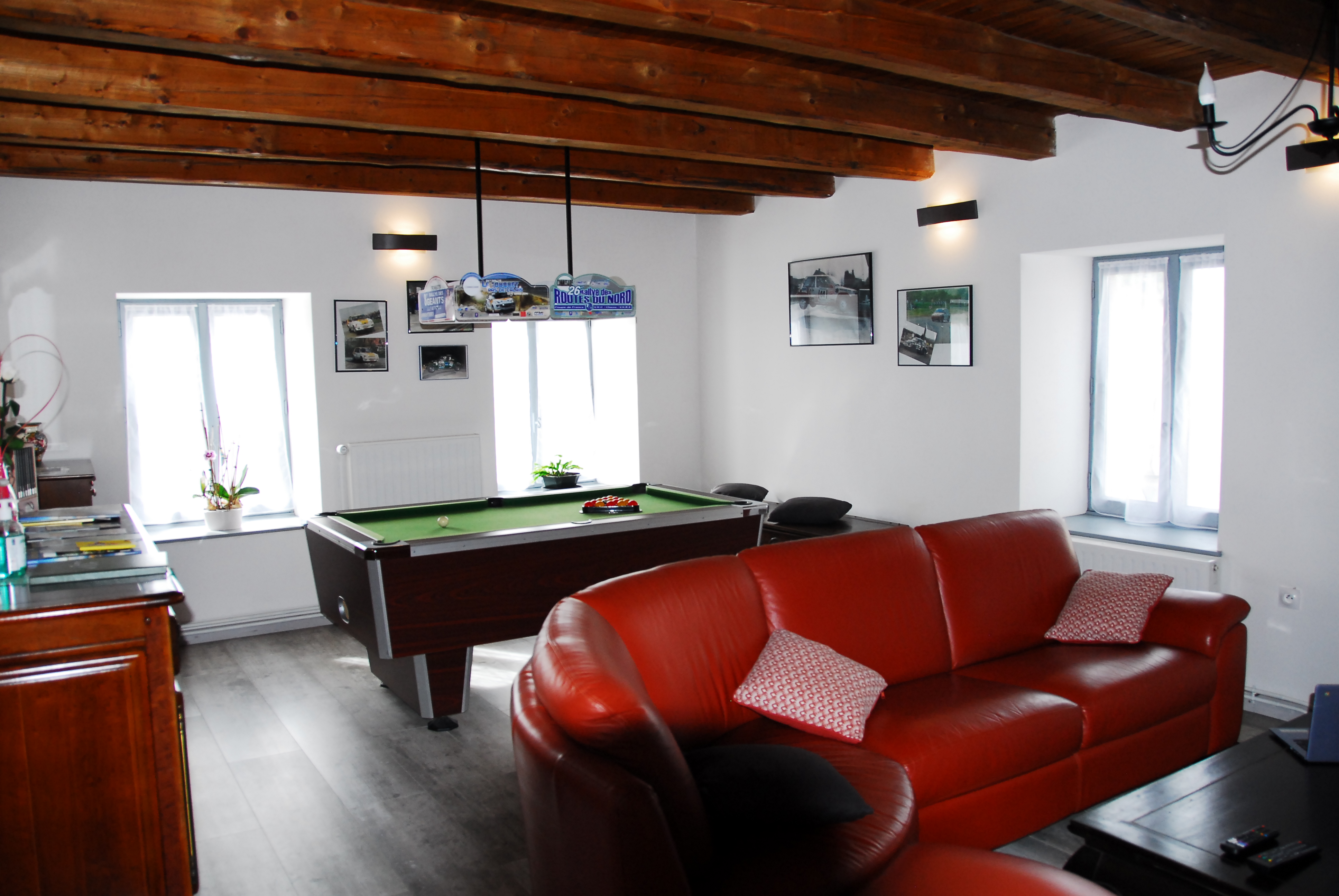 Située entre Ambert et Issoire, au cœur du Livradois Forez, cette grande maison meublée d’environ 370 m² sur un terrain de 985 m² offre une belle opportunité pour développer une activité de chambres d’hôte avec rentabilité immédiate (gîte de France).

Affichée au prix de 328 500, elle se compose de 12 pièces, dont 8 chambres et 6 salles de bain, réparties sur trois nivaux. L’ensemble à bénéficié de travaux récents et de qualité.


Au rez-de-chaussée se trouve une cuisine ouverte équipée, rénovée en 2024, une grande salle à manger avec une cheminée, une chambre perso avec salle de douche privative ainsi qu’un garage, une chaufferie et un vestiaire

Au 1er étage se trouve un salon avec billard, donnant accès à une partie dédiée à l’activité de chambres d’hôtes. On y trouve 4 chambres, chacune équipée de lits doubles en 160 cm, de placard et de leur salle de bain et WC privatifs. Un accès extérieur mène directement au jardin, offrant aux hôtes une indépendance totale. Tout le matériel, les literies et le linge sont en excellent état, prêts à être exploités sans délai.

Au deuxième étage, les travaux principaux sont déjà réalisés. Ce niveau peut accueillir trois chambres supplémentaires, une salle de bain et un séjour avec cuisine. Des travaux restent à prévoir mais le potentiel pour développer encore l’activité est réel.


La maison est équipée d’une chaudière à granulé à bois de 35 kW, assurant une chauffage performant et économique. L’eau chaude sanitaire est produite par une système solaire.

L’isolation a été particulièrement soignée : 12 cm dans les murs avec doublage en placo, 40 cm en toiture et l’ensemble des menuiseries en double vitrage sont récentes. La toiture est neuve, étant été refaite il y a 2 ans. Les diagnostics indiquent une classe énergétique C et des émissions de gaz à effet de serre A, témoignant d’une bonne performance énergétique.

À l’extérieur, la propriété dispose d’une terrasse, d’un jardin, d’un parking, d’une cave et d’un vestiaire. elle est reliée au tout à l’égout et bénéficie de la fibre optique

Les commerces de proximité (boulangerie, épicerie) se trouvent à quelques pas.


L’hébergement est situé en zone de revitalisation rurale et vous permet de bénéficier de dégrèvement fiscaux a confirmer avec votre comptable. Le réseau Entreprendre en Livradois-Forez peut vous accompagner techniquement dans la création de votre activité.