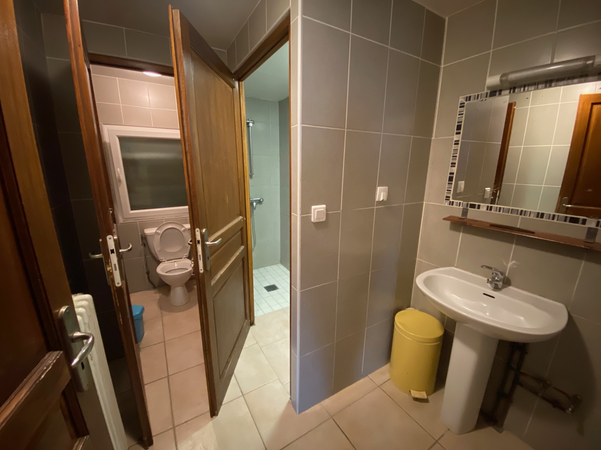 Sur Axe Amiens Rouen (Benelux / port du Havre) à proximité d'une sortie d'autoroute (A29) à céder murs d'un restaurant routier. Très bon emplacement.
Les locaux comprennent : bar, 3 salles repas, sanitaires avec douches, cuisine et 2 réserves. Matériel et licence IV.
A l'étage : appartement avec 3 chambres, salle de bains et WC.
Dans la cour du restaurant, se trouve un bâtiment avec garage.
Grand parking permettant de stationnement de poids lourds. Possibilité de le louer. Excellente opportunité : pas de fonds de commerce à reprendre.