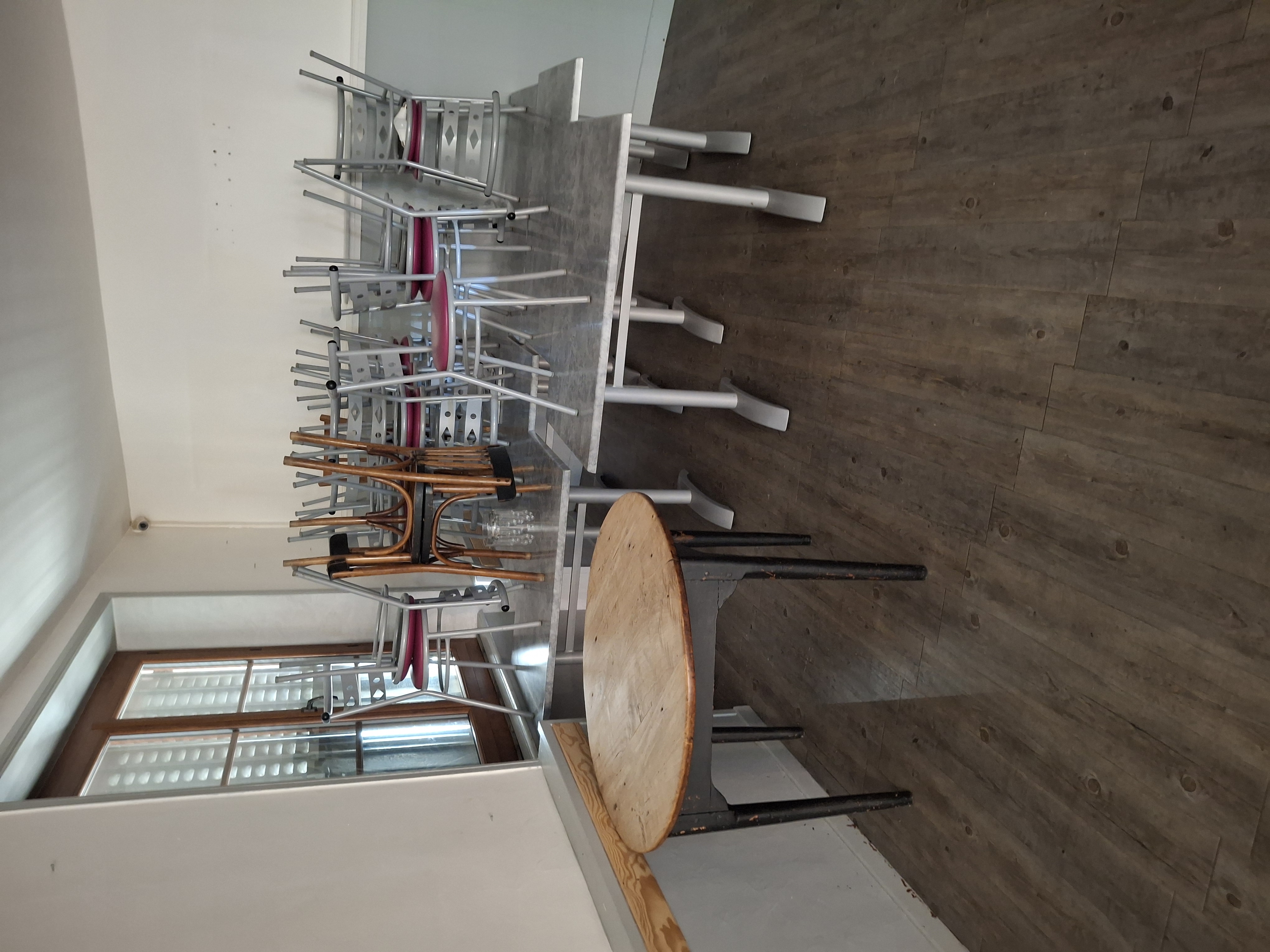 Recherche Gérant/gérante pour un bar restaurant communal, licence IV mise à disposition, opportunité immédiate.
ENVIRONNEMENT: commune de 250 habitants mais axe de circulation important (RD1), école, épicerie/boulangerie, PME industrielle (environ 130 employés), garagiste, négoce de bestiaux, plombier-chauffagiste, vente matériaux, agriculteurs,...
BATIMENT: salle + cuisine: 70m2 environ, ancien mais propre, possibilités 20 couverts minimum, cuisine équipée partiellement; tables, chaises, PAC + poêle à granules, 1 terrasse
LOYER: 450€/mois (eau et électricité à la charge de l'acquéreur) + environ 6 000€ à prévoir pour équipement (matériel cuisine, matières premières)
RESTAURATION SOUHAITEE: midi souhaité, soir bienvenu, en fonction des demandes, cafés le matin, repas à emporter,..
PROFIL RECHERCHE: 1 personne avec 1 personnel d'appoint ou duo/couple (amplitude horaire importante)
CANDIDATURE à déposer dès maintenant. Ouverture immédiate possible.
Si vous êtes intéressé (e), faites- vous connaître en appelant le 06 23 83 01 36.