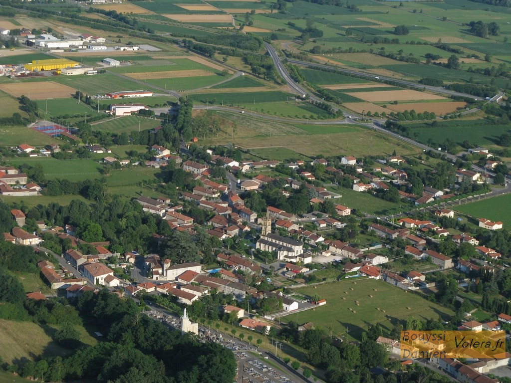 A vendre, Pharmacie située dans un village de 1800 habitants, proche d'une ville de 12000 habitants, sur l'axe Tarbes / Toulouse.

Le village dispose d'une école maternelle et primaire et de tous les commerces de proximité. 
Le cadre et la qualité de vie y sont agréables.

La pharmacie réalise actuellement un CA de 1.5 millions d'euros, est équipée de plusieurs robots (distribution , pilluliers ).
L'équipe est composée d'une pharmacienne, de trois préparatrices et d'une apprentie. 

En vue de son départ à la retraite, la propriétaire est à la recherche d'un(e) repreneur