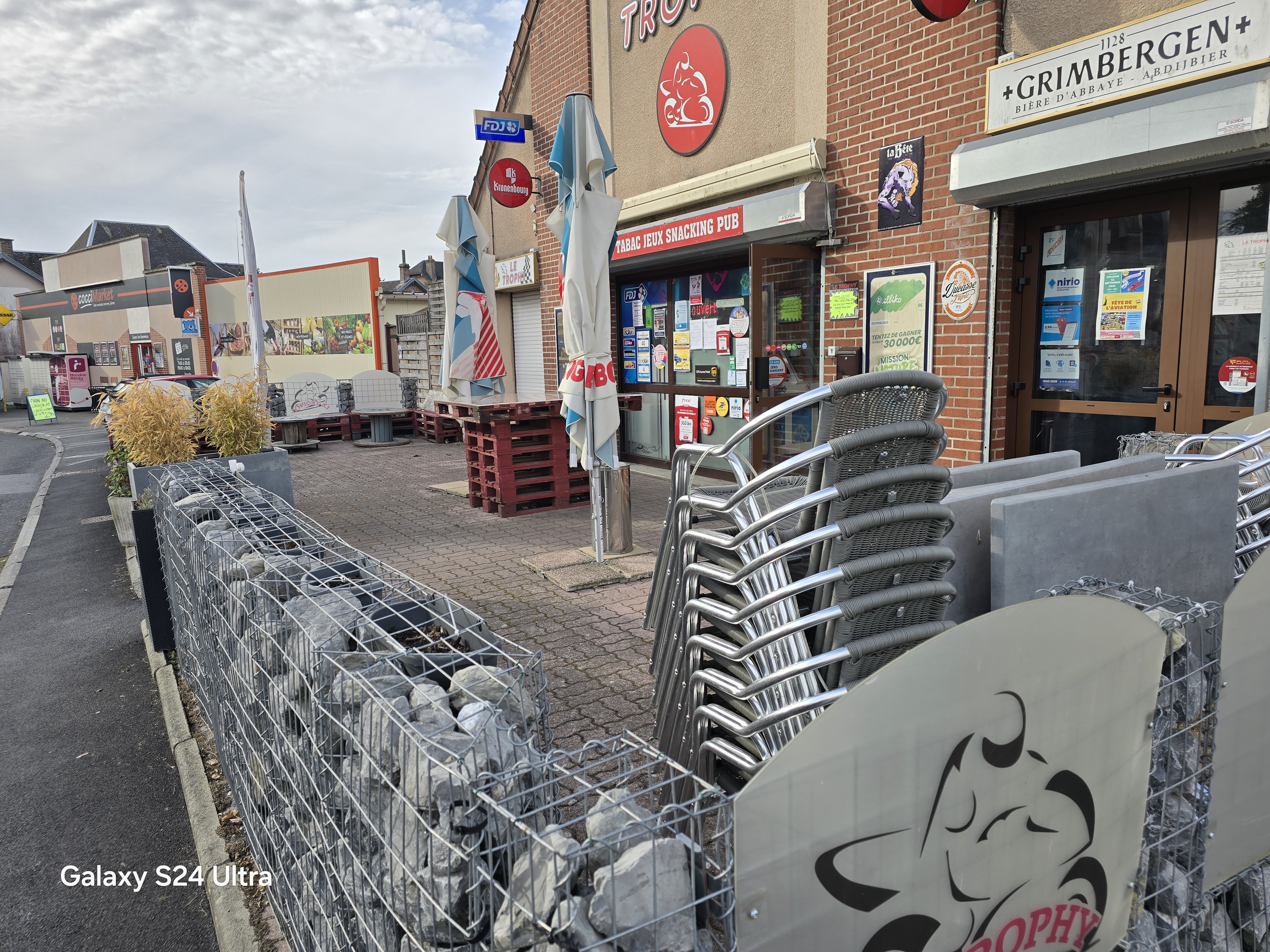 Vend Bar tabac pmu fdj snack dans village dynamique et animée avec 
  possédant plusieurs commerce  possedant places de parking  dont 1 pmr avec acces et toillettes,    250m2 pour le commerce avec logement de 175m2 mobilier et cuisine récente professionnel , possédant billard , baby foot , patio,terrasse équipé, sécurisée sur extérieur par volet et anti voiture bélier