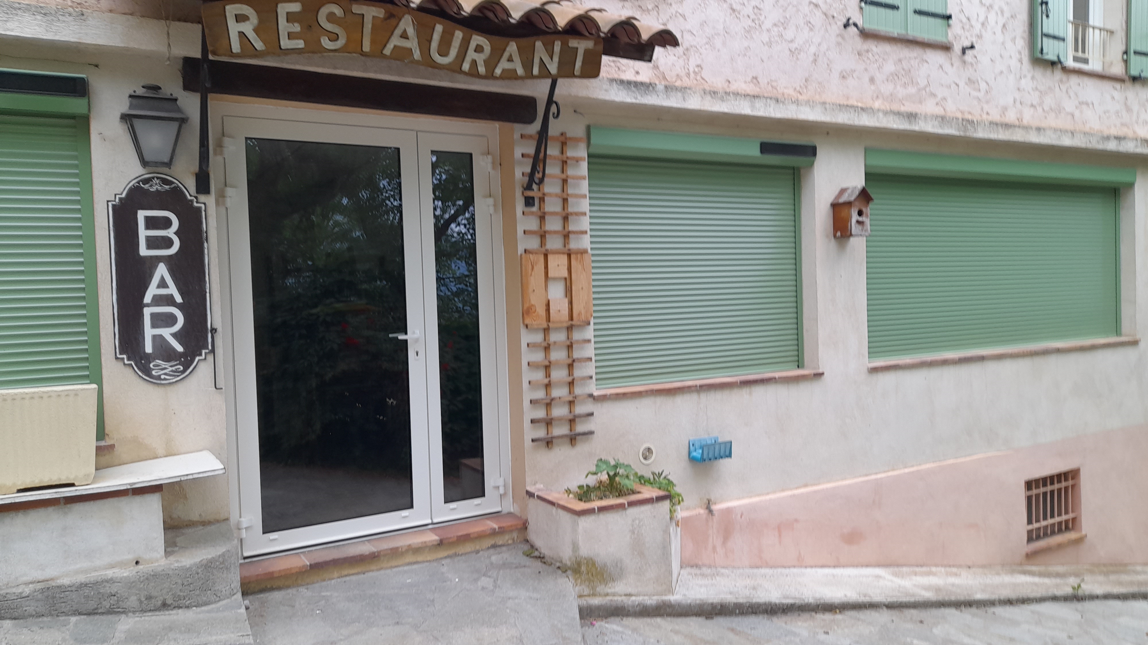 La commune de Saint-Léger  recherche un locataire-gérant pour l'Auberge du Coustet à 1000m d'altitude.

Les atouts :
L'auberge est située aux portes du Parc du Mercantour, des gorges du Verdon, à 40 minutes des pistes de ski de Valberg. Les randonnées sont nombreuses pour profiter des sites alpins environnants, du Parc National du Mercantour et de la route des Grandes Alpes. Le site est connu par les motards et les passionnés de vélo.
La localisation de l'auberge particulièrement favorable à l'observation des étoiles est un atout majeur pour l'accueil des publics de plus en plus nombreux qui se passionnent pour la Réserve Internationale de Ciel Étoilé.

Rénovée en 2025 sur le plan énergétique, elle comporte avec une salle de restauration ouverte sur le paysage (40 couverts intérieurs et 30 extérieurs), un bar, un hôtel de 7 chambres, deux gites d’étape d’une capacité de 23 personnes,
L'auberge est équipée (meubles, linges de literie, linges de toilettes, couverts,  couverts, verres, matériels de cuisine, tables, chaises, etc.)
Compte tenu du classement de la commune dans France Ruralité Rénovation (Zone FRR, anciennement ZRR), les gérants pourront bénéficier d'une exonération totale d'impôts et de charges sociales du personnel durant les 5 premières années, puis d'une réduction dégressive durant les 5 années suivantes.

L'établissement dispose également de l'agrément "Jeunesse et Sport" permettant d'accueillir des groupes d'enfants ou d'adolescents notamment dans le cadre des classes vertes ou de neige.

Notre attente :

La Commune recherche donc un ou un professionnel de restauration ayant une volonté certaine à mettre en avant les qualités d'un site aussi remarquable. Celui-ci devra être titulaire du permis d’exploiter, de la HACCP et devra être secondé  par une deuxième personne pour le service et la partie hôtellerie 
Nous attendons la création d'une ambiance chaleureuse et accueillante au sein de l'auberge.
le loyer mensuel est de 450.00 €/ht et une caution de 9000.00€ est demandée.
Le territoire étant doté de producteurs locaux, le "fait maison" et les circuits courts pour la partie restauration sont à privilégier.
Le dossier de candidature est à envoyer par mail et sera composé des pièces suivantes :
CNI, CV, permis d’exploiter, HACCP et lettre de motivation
Pour une ouverture Printemps 2026