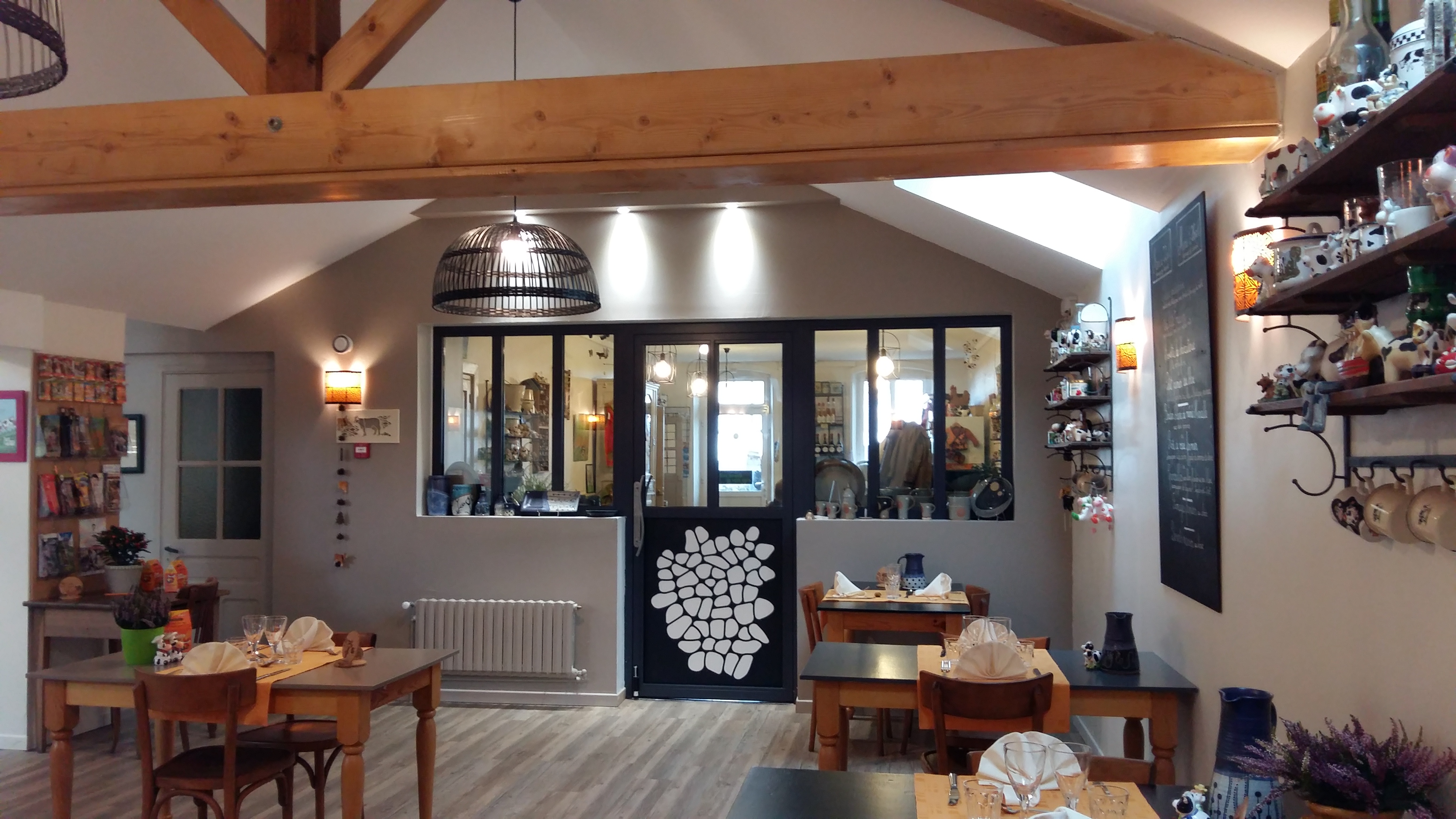 Vente Fond de commerce auberge coup de cœur dans un village vivant typique des hauteurs du Parc Naturel du Pilat(42).
Après 27 ans d'activité nous souhaitons céder notre restaurant.
65 couverts intérieur et 40 couverts en terrasse ombragée.
c'est une affaire clé en main pour des professionnels de la restauration.
L'ensemble du restaurant à été rénové (cuisine et salles) et il est aux normes en vigueur (PMR,électricité...).
Cuisine bien équipée ,caisses aux normes ,déco cosy et chaleureuse.
Boutique de produits locaux dans le restaurant.
Licence 4.
EBE:28000€. Marge 70% du CA.
CA en constante progression. Possibilité de développement.
CA sur 8 services avec 3 mois de fermeture l'hiver.
Loyer:800€/mois avec bail neuf.
Logement confortable 150m2 à l'étage à louer:800€ avec bail neuf.
Possibilité achat des murs .
Sans apport minimum de 60 000€ inutile de nous contacter.