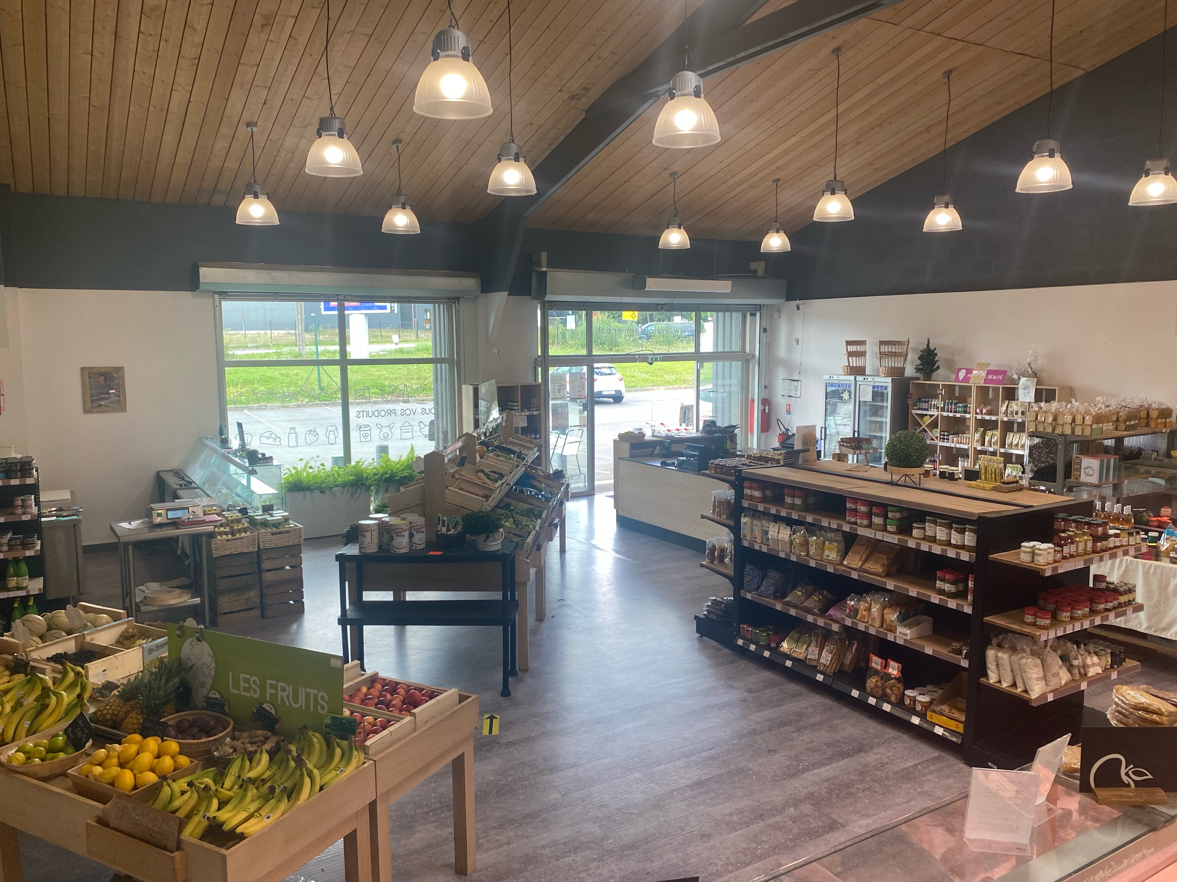 A vendre fonds de commerce, 

Idéal pour un passionné du métier de la bouche ou un investisseur souhaitant développer une activité rentable.  

Magasin alimentaire bien établi situé dans une zone très passagère.  

Le magasin offre une large gamme de produits locaux et d'épicerie générale :   

- Boucherie / charcuterie / traiteur (plats à emporter, entre 80 et 120 par jour)
- Fromage à la coupe 
- Primeur  
- Crèmerie 
- Épicerie  
- Poissonnerie   

Surface de vente : 150 m2  Stocks et mobilier compris dans la vente.  Clientèle régulière et fidèle.  

Potentiel de développement.  Rennes nord.  Prix à négocier.  Premier contact par email.