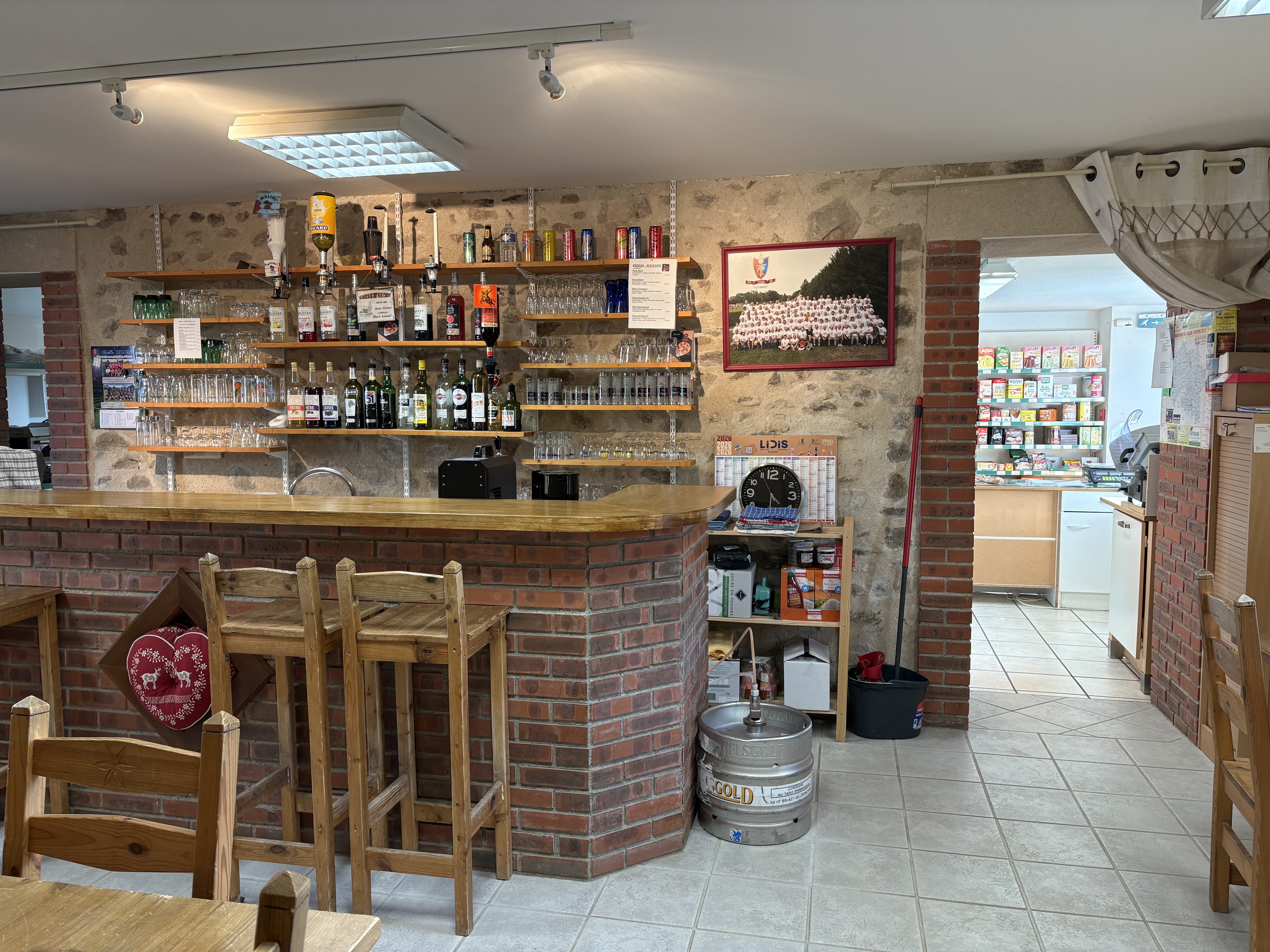 Petite commune de 260 habitants dans l’allier entre Montmarault et Saint Pourçain sur Sioule, cherche une personne pour gérer une épicerie, bar (licence IV), dépôt de pain et journaux.
Commerce de 93m2 en très bon état avec clim + réserve extérieure et terrasse, équipement complet avec matériel professionnel, à proximité de l’école et approvisionnement journalier pour la cantine scolaire.
Cet emploi peut convenir en complément de revenu ou complément de retraite, nous étudions toutes propositions.
Alors si vous avez la fibre commerciale, vous êtes invités à contacter la mairie de TARGET au 04.70.40.63.46 les après midi de 13h30 à 17h sauf le mercredi, ou bien par mail : communedetarget@orange.fr
Loyer de 100€ par mois