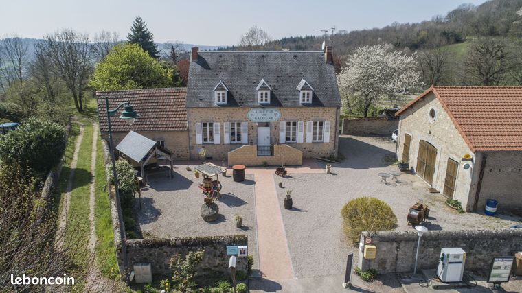 L'Auberge de Gâcogne se veut être un lieu de convivialité qui participe à la dynamique de la commune.
Nous recherchons des locataires gérants : restaurant, café, relais-poste, gaz, chambre d'hôte. Cuisine équipée.
La capacité du restaurant est d'une vingtaine de couverts. 
Logement au 1er étage (70 m²). Cour donnant sur la place du village et terrain arboré de 2 500m².
Redevance de location gérance modeste et comprenant le logement.
Disponible dès maintenant.