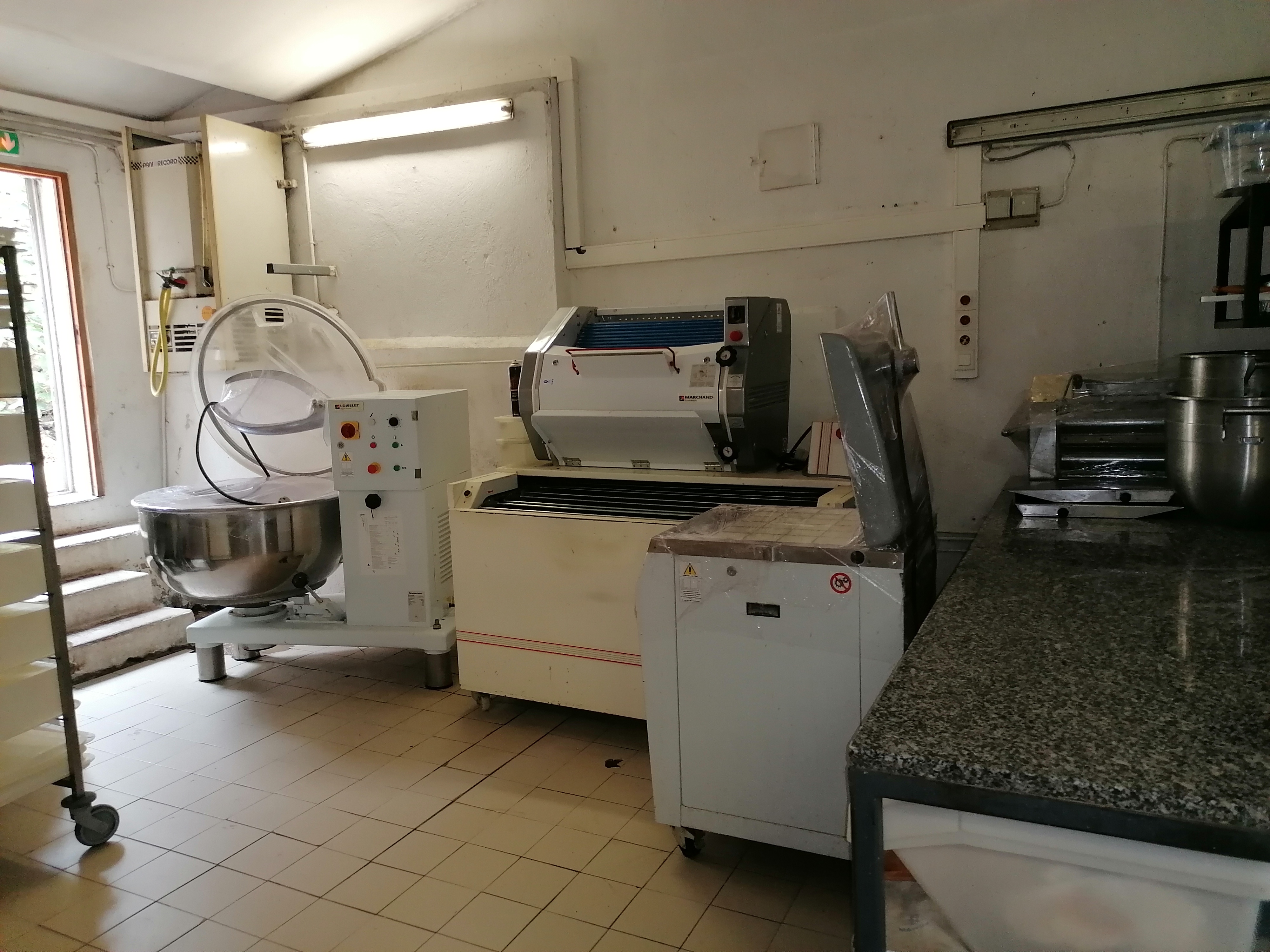 Vend fond de commerce dans un village dynamique situé à saint Laurent de la Vernede à 15 minutes d'Uzès, 
Aucune concurrence a proximité

La boulangerie ce compose d'un magasin de 31 m2 rénové en février 2025  il comprend une vitrine négative a gâteaux et une vitrine a boissons, dune vitrine sèche et positive.
D'un fournil de 40 m2 avec comme équipement  une diviseuse, une façonneuse, un pétrin, un batteur, une chambre de pousse, un laminoir  et d’un four tous en très bonne état et d'un labo pâtissier 15 m2  loyer de 800 euro

Appartement situé au dessus de la boulangerie (cuisine salle à manger, 2 chambres, une salle de bain) loyer de 300E 
CA en consente évolution
Idéale pour première installation en couple 
Pour plus de renseignement veuillez nous contacter
Curieux s'abstenir