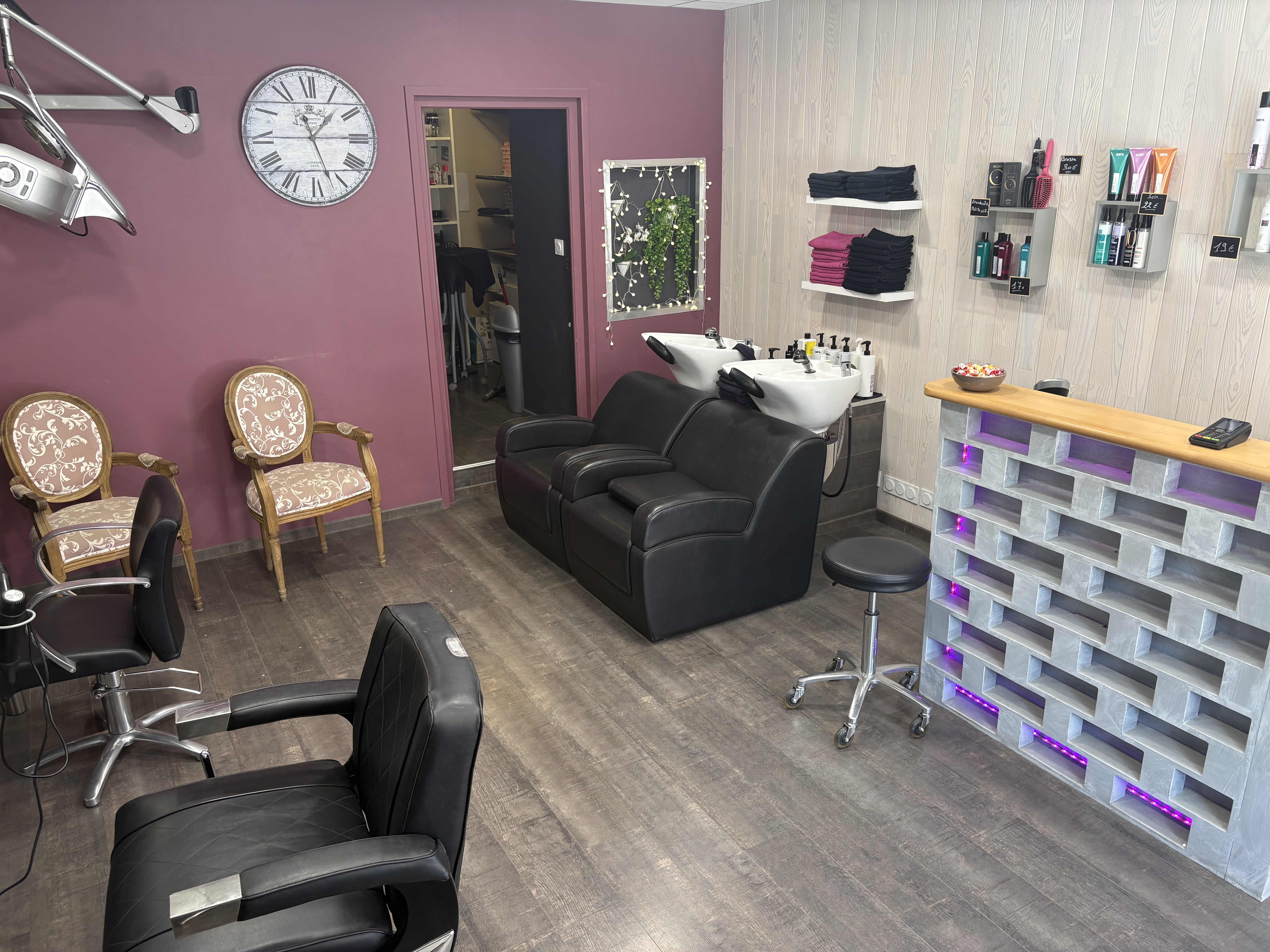 À vendre , 
fonds de commerce,  SALON DE COIFFURE sur l’île de Groix (Morbihan)
Local de 28 m², comprenant en espace Salon, une petite réserve et sanitaire.

Emplacement, exceptionnel, centre, bourg, le flux des touristes se multiplient, l’été assurant une forte rentabilité saisonnière.
Le salon, lumineux, bien équipé avec une clientèle locale, fidèle et un fort potentiel de développement. Clé en main.

Emplacement numéro un
Affluence, estival
Rentable et prêt à travailler
Tarif: 35 000 € tout équipé
Bail : 3/6/9      loyer : 650€