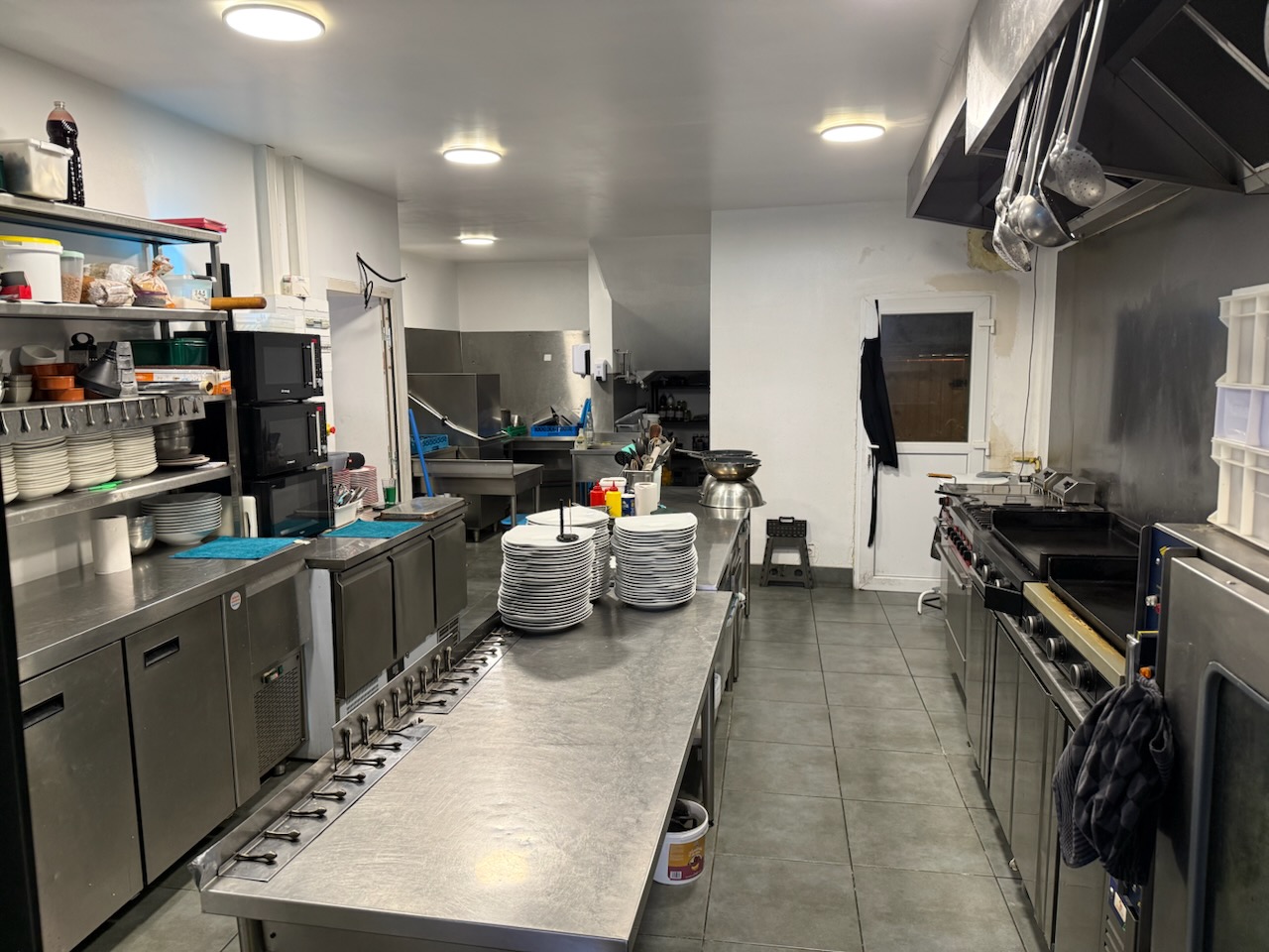 A reprendre, restaurant de type traditionnel avec licence IV à Langogne, ville de 3000 habitants, bassin de vie 15000 habitants.  48 places assises à l’intérieur, 30 places en terrasse. Belle affaire, pas de travaux à prévoir. Idéalement positionnée en plein cœur de ville. Clientèle familiale composée d’habitués de la ville.
Vente du fonds de commerce : 225 000€
Murs en location : 2 000€ TTC/mois