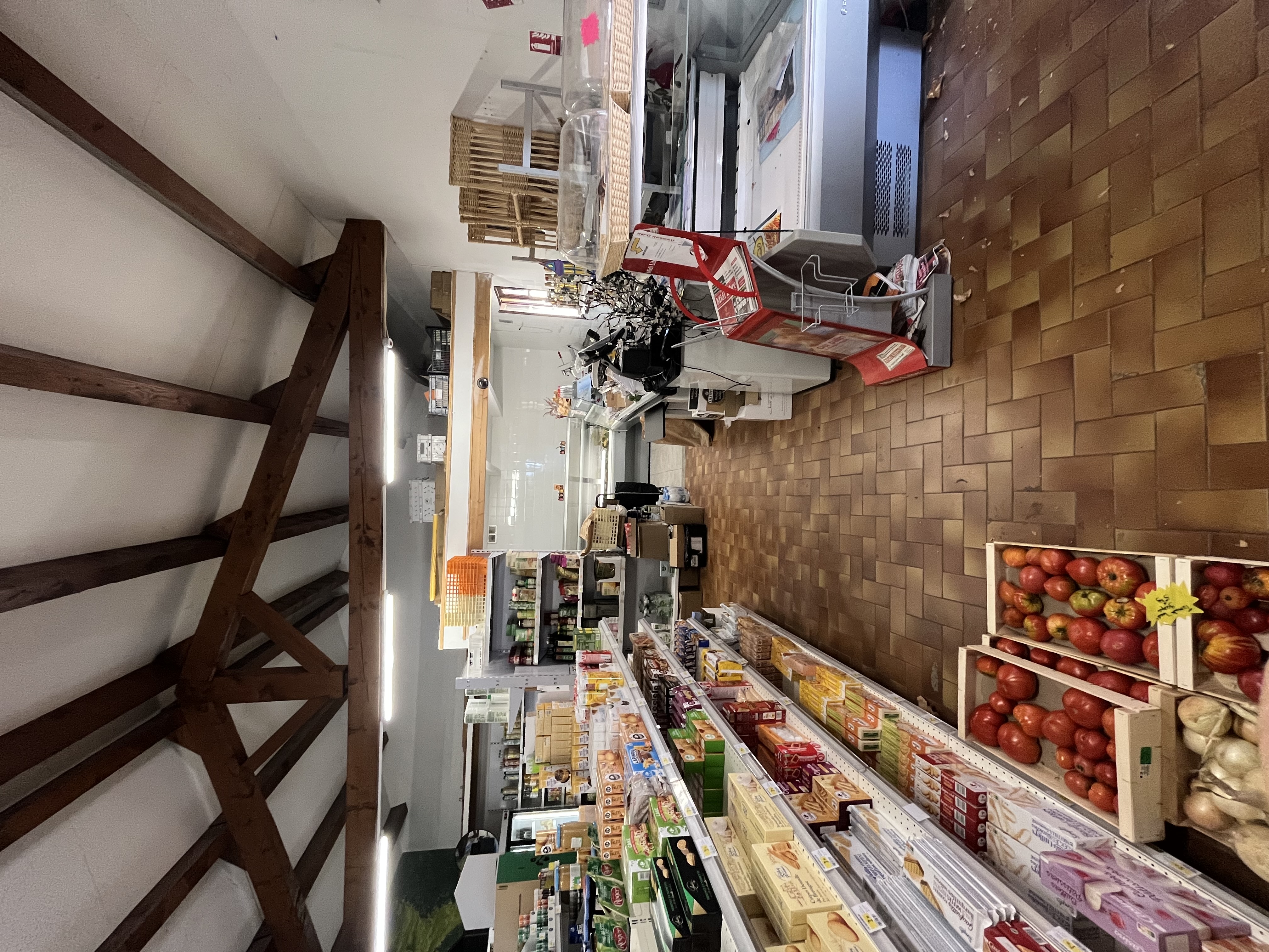 Vends épicerie multiservices dans un village très charmant et une vue exceptionnels épicerie possède un petit coin légumes fruits ainsi qu’une partie boucherie Fromages Nous proposons le pain des viennoiseries et des petits gâteaux. Nous proposons aussi des bouteilles de gaz et nous avons une magnifique cuisine, nous préparons des plats à emporter le midi ou le soir. et nous sommes aussi un relais. Postal. nous avons repris ce Commerce, il y a 10 ans avec ma femme et mes quatre enfants, je m’en sépare car j’ai des problèmes de santé assez compliqué. Ce commerce est vraiment idéal pour un couple.