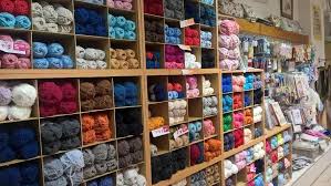 À VENDRE (cause retraite) : Fonds de Commerce
magasin "Paradis des Dames" à Vierzon - Mercerie / Lingerie

En cœur de ville, commune du Cher 27 000 habitants avec une zone de chalandise de 50 kms à la ronde pour la spécificité de l’activité. (Indre, Cher, Loir et Cher) et une clientèle fidèle, cette mercerie participe à la vie locale et répond aux besoins d’une clientèle férue de travaux d’aiguilles. L’accueil et le conseil sont les deux moteurs de la réussite de cette entreprise.

Activité de mercerie et lingerie : vente de fournitures autour de la couture et des travaux d’aiguilles, espace sous-vêtements et lingerie de nuit pour hommes et femmes, réparation et entretien machine à coudre, service retouches…

Développement possible avec la mise en place d’atelier découverte autour des différents travaux d’aiguilles.

Le local est accessible PMR, très belle visibilité en centre-ville avec un fort passage piéton et des parkings à proximité immédiate.
Une surface de vente de 80m2, lumineuse et chaleureuse, ainsi qu'une réserve pour le stockage des marchandises. Une vitrine idéale pour la mise en valeur des collections. 
C’est une enseigne locale incontournable et reconnue. La clientèle est fidèle et régulière. C’est un magasin entièrement équipé, agencements et mobilier inclus. Aucuns travaux immédiats à prévoir.

CA 2025 : 153 321 € - résultat net positif de 5 936 €
Bail commercial 3-6-9, loyer 645 TTC/mois
Actuellement l’établissement fonctionne avec 1 personne à temps plein et 1 personne en prestation de service retouches.
Prix de vente du fonds de commerce : 55 000 € et 25 000 € de stocks de marchandises
Contact : Comptoir du Commerce et de l’Artisanat de Vierzon Sologne Berry
06 49 58 07 86 comptoircommerceartisanat@cc-vierzon.fr