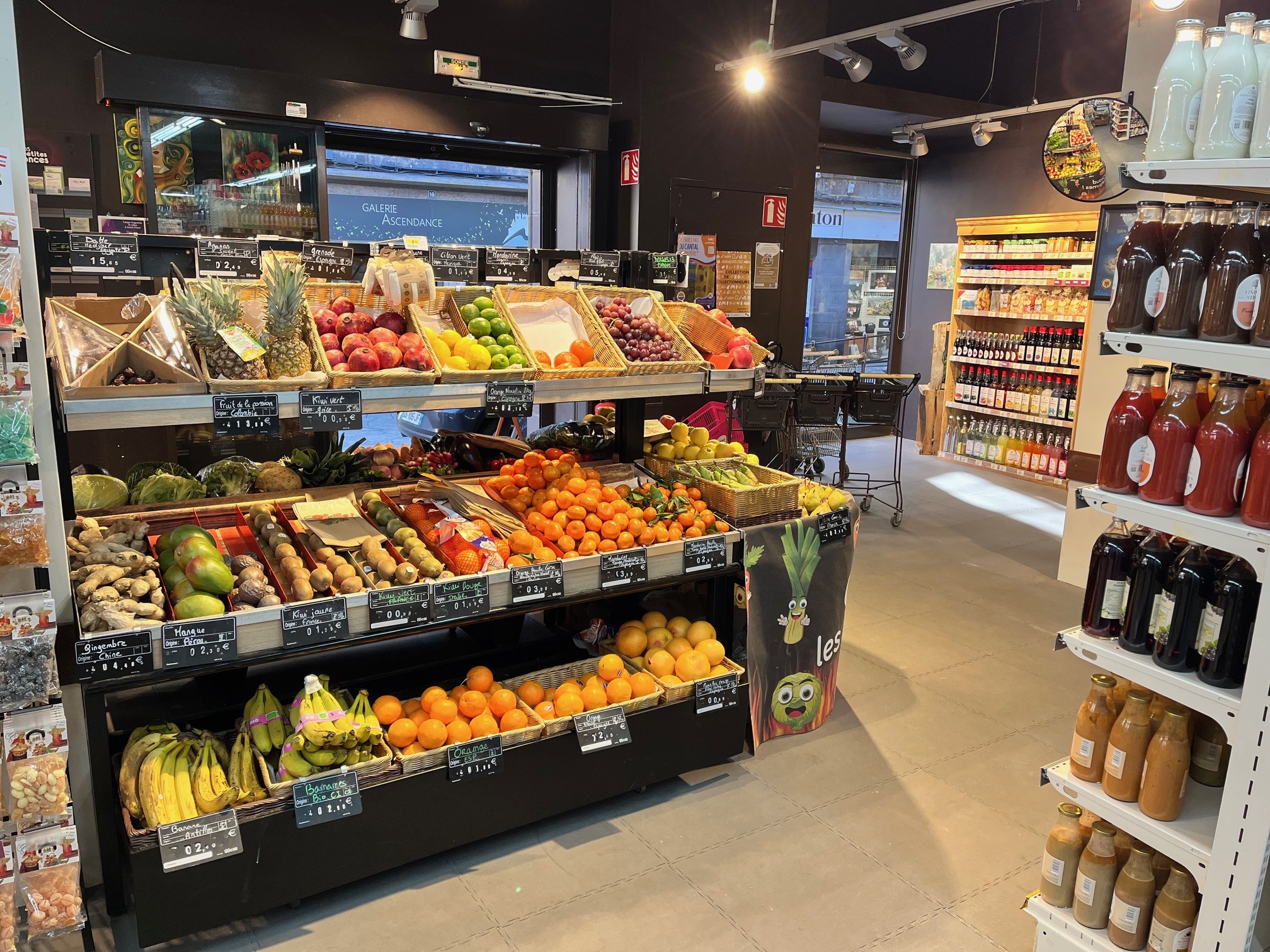 ST-FLOUR (15)

[CASINO SHOP] Très belle reprise alimentaire à ST-FLOUR

Possibilité de racheter un fonds de commerce alimentaire CASINO SHOP clé en main, multi-services d’une surface de vente de 260 m² + bureau et réserve, dans la partie haute de ST-FLOUR, belle sous-préfecture du Cantal paisible et touristique (l’été), dans un environnement très agréable et avec la concurrence déjà en place en périphérie.

Services actuels : pain et viennoiseries cuits sur place, produits locaux, gros service arrière de fromage, boissons fraîches, quelques livraisons à domicile.
Horaires d’ouverture : l’hiver -> du mardi au samedi de 08h30 à 12h30 et de 15h à 19h30 ; le dimanche de 08h30 à 12h30. L’été -> tous les jours de 08h30 à 19h30 (le dimanche de 08h30 à 17h)

CA total annuel de 650 000€ TTC au dernier bilan. Bonne marge de 31%. Très bon résultat de 50K€.
Loyer mensuel TTC de 1900€.
Possibilité de négocier l’achat des murs.
Situé en ZFRR, il est donc possible de bénéficier de plusieurs avantages fiscaux.

Idéalement situé au cœur de cette grande bourgade ; matériel récent (frigos, chambres froides, éclairage LED…)

Véhicule utilitaire compris dans le fonds de commerce.
Exploitation idéale en duo (actuellement 1 exploitant avec 1 employé à temps plein l’hiver et 2 l’été). Malgré un CA déjà important, encore du potentiel de développement de ce dernier via une amplitude horaire plus importante, un encaissement CASINO et l'utilisation de réseaux sociaux pour communiquer.

Vente du fonds de commerce à 195 000 €.
Pas de frais d’agence !
60 000 € d’apport requis.

Si votre profil correspond à un vrai couple commerçant multi-services d’une bourgade rurale et dynamique, alors n’hésitez pas à nous solliciter !

*photos non contractuelles
Réf. annonce 377068