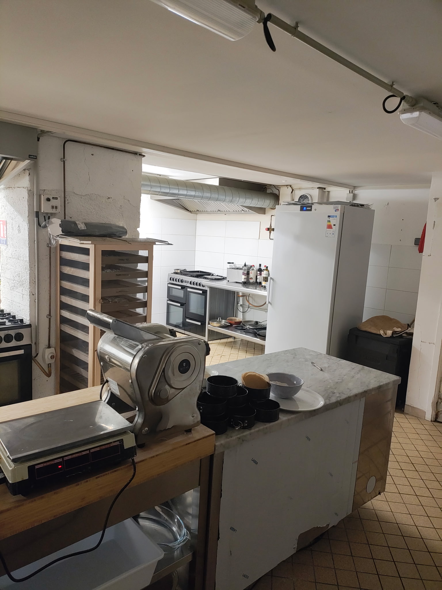 Situé sur la commune de Giat, ce restaurant bénéficie d’un emplacement idéal, à proximité immédiate de la rue commerçante et du champ de foire, lieu emblématique accueillant de nombreuses foires et manifestations tout au long de l’année, générant une fréquentation régulière et un fort potentiel de passage.

Il s’agit d’une opportunité rare, idéale pour un professionnel de la restauration ou un porteur de projet souhaitant s’installer dans un établissement clé en main, entièrement rénové, conforme aux normes et sans investissement à prévoir.

Le restaurant est implanté dans un bâtiment de caractère sur deux étages, développant une surface totale d’environ 360 m² (120 m² par niveau). Le rez-de-chaussée est consacré à l’activité avec une salle conviviale de 60 m² offrant 24 couverts, une cuisine professionnelle de 60 m², entièrement équipée et fonctionnelle, ainsi qu’une terrasse en façade permettant d’accueillir 16 couverts supplémentaires, très appréciée lors des beaux jours et des événements locaux.

L’établissement est actuellement exploité 4 jours par semaine, midi et soir, du jeudi au dimanche, laissant un important potentiel de développement (élargissement des horaires, augmentation de la capacité, exploitation des périodes de foires et manifestations, etc.).

Une rénovation complète a été réalisée en 2023, incluant la mise aux normes coupe-feu, la création de WC PMR, ainsi que des plafonds coupe-feu en salle et cuisine. La toiture a été rénovée en 2021 et bénéficie d’une garantie décennale. Le chauffage est assuré par un poêle à granulés récent (1 an).

La cuisine est entièrement équipée : hotte, bac à graisse et tout le matériel professionnel nécessaire en très bon état. Aucun investissement n’est à prévoir.

L’établissement dispose d’une licence restaurant.

Prix d'achat fonds de commerce + murs