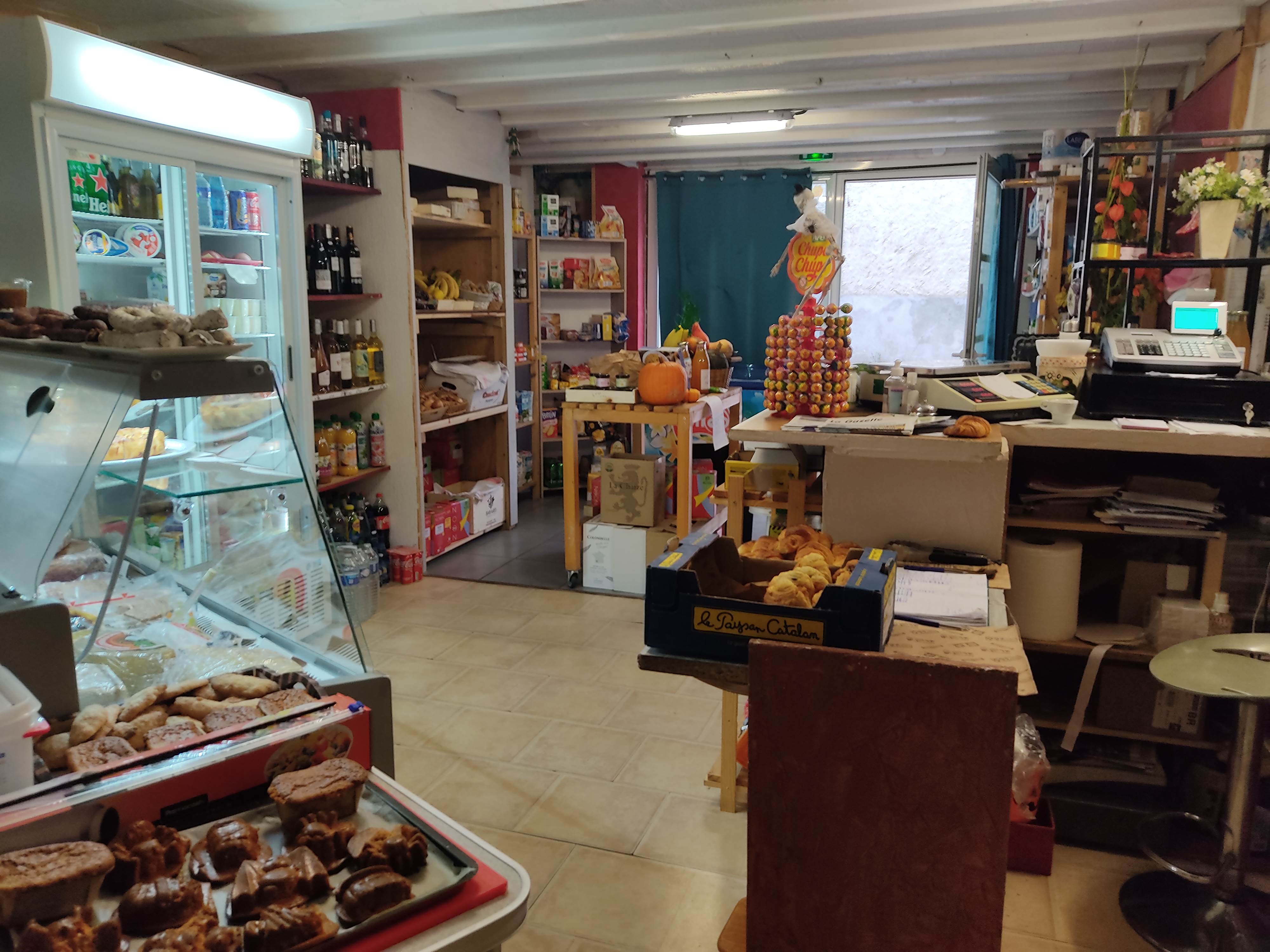 Bientôt la retraite… Nous vendons notre affaire !
Il s’agit d’un commerce unique de village dans lequel nous proposons :
- un coin épicerie - alimentation générale - produits locaux - dépôt de pain
- un coin bar - restaurant avec 1 petite salle de 18 couverts ayant une vue directe sur la vallée de la Barguillère et une terrasse ombragée donnant sur l’axe principal traversant le village
- licence IV spéciale petits villages - parking à proximité 

Commerce créé il y a + 12 ans que nous avons repris il y a + 3 ans. 
ÇA régulier avec potentiel supplémentaire à développer pour un couple motivé.
Clientèle fidèle et régulière, sympathique et attachante, mais également touristique grâce aux nombreux gîtes à proximité et départ de randonnée / Trail juste en face !

Toutes les infos liées aux CA et résultats vous seront communiquées lors de votre visite, aux personnes sérieuses avec une capacité financière suffisante et prouvée.