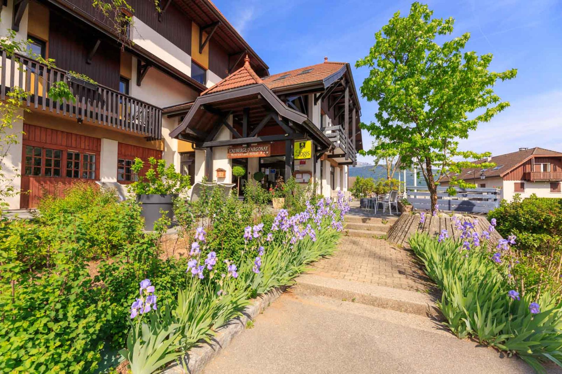 CESSION HOTEL*** / RESTAURANT à ANNECY
HAUTE SAVOIE
ANNECY

CESSION PARTS SOCIALES HOTEL*** / RESTAURANT

HOTEL *** : 22 chambres

RESTAURANT avec TERRASSE (130 couverts)
+
LICENCE IV

QUELQUES CHIFFRES :
C.A. du 01/05/2021 au 30/04/2022 (12 mois) 769.859 €
C.A. du 01/05/0/2022 au 30/09/2022 (5 mois) : 524.424 € (prévisionnel pour l'année 2022/2023 : plus de
900.000 €)

LES PLUS DE CETTE TRES BELLE AFFAIRE :
- Un emplacement exceptionnel à 2 mn d'Annecy. Proche des stations de ski dans un cadre champêtre et
au calme mais proche accès grands axes
- Une équipe en place assurant le bon fonctionnement de cette affaire
- Un loyer relativement faible pour une affaire de cette envergure (bailleur commune)
- Un superbe logement de fonction