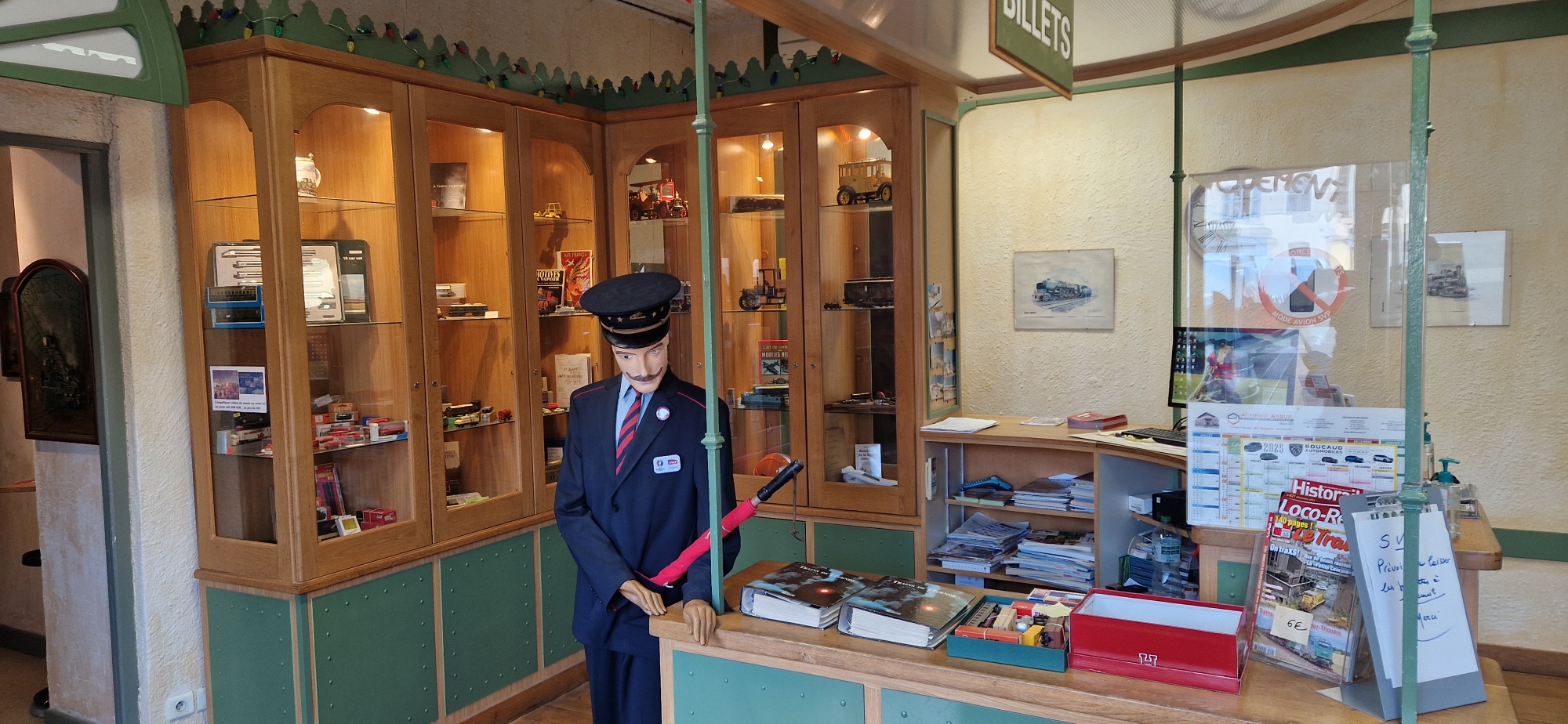 Situé au coeur du charmant village de Châtillon sur Chalaronne (01), réputé pour sa prestigieuse halle et son marché, ce commerce atypique est une opportunité rare pour un repreneur passionné pour la miniature ferroviaire et souhaitant allier passion et activité professionnelle. Après plus de 25 années d'exploitation, l'actuel propriétaire âgé de 78 ans, est malheureusement contraint de cesser son activité très prochainement.
Ce commerce ne ressemble à aucun autre ! Grâce à son positionnement original et à son offre singulière, il bénéficie d'une identité forte qui attire à la fois les habitants du village, les visiteurs de passage et une clientèle de passionnés fidèles venant parfois de très loin. 
Le réseau en quelques chiffres : plus d'un kilomètre de rail (HO échelle 1/87), 30 rames de train, 400 wagons circulant simultanément, plus de 15 000 personnages, de nombreuses animations dont une circulation routière réaliste, des dizaines d'automates, des mises en scène de films cultes, des centaines de constructions dont la gare des Brotteaux de Lyon ayant nécessité plus de 1 000 heures de travail,
Le commerce a déjà fait l'objet d'un reportage diffusé au JT de 13h00 de Jean-Pierre PERNAUT, ainsi que sur d'autres médias nationaux.
Le cadre vie est également un atout indéniable pour le futur repreneur en quête d'un équilibre entre travail et qualité de vie.
Le repreneur bénéficiera d'un outil de travail opérationnel et d'un accompagnement possible par l'actuel propriétaire pour une transition en douceur. L'objectif est de transmettre son savoir-faire et ses bonnes pratiques pour garantir la pérennité du commerce.
A défaut de repreneur, le réseau sera entièrement démantelé avant la fin de l'année 2025. Il s'agit d'un véritable crève coeur pour son propriétaire qui a passé plus de 27 ans à concevoir, entretenir et développer le site.
En résumé, ce commerce quelque peu atypique, concourant grandement à la dynamique de la commune de Châtillon-Sur-Chalaronne et de ses commerces, est une belle opportunité pour une personne passionnée, désireuse de s'investir dans un projet à taille humaine, tout en profitant d'un cadre de vie agréable. 
Un aperçu du musée (photo et vidéo) est disponible sur le site museedutrainminiature.com et sur la page Facebook "Musée du train miniature"