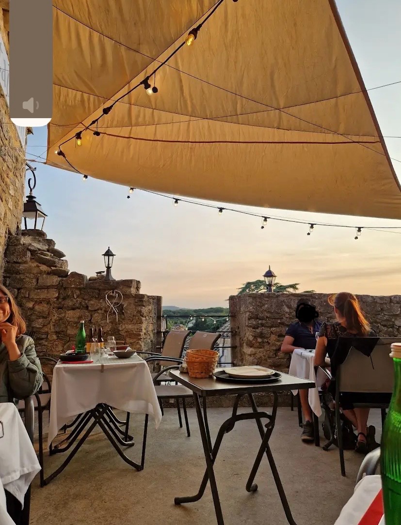 Local commercial situé au coeur de GRIGNAN (labellisé plus beau villages de France).
Lieu de passage obligé (dans la rue qui monte au château).


Tous commerces


Terrasse comprise avec vue exceptionnelle !


Forte visibilité et grande affluence !


Droit d’entrée/pas de porte : à définir
Loyer : 1 450 €.


Restaurant possible (extraction + monte plat) avec 60/70 places assises avec la terrasse
+ Aménagement du garage existant en local commercial, vu avec la mairie.

Le local est entièrement vide, des travaux d’aménagements en fonction de votre projet peuvent être à prévoir, 

Tout projet est possible ! 

Emplacement stratégique ! Une opportunité à ne pas manquer pour commencer ou développer une activité rentable dans un des plus beaux villages de France !

Restaurant/pizzeria/crêperie/salon de thé/glacier/fleuriste/commerçant/
boutique/artisan/créateur/galerie…