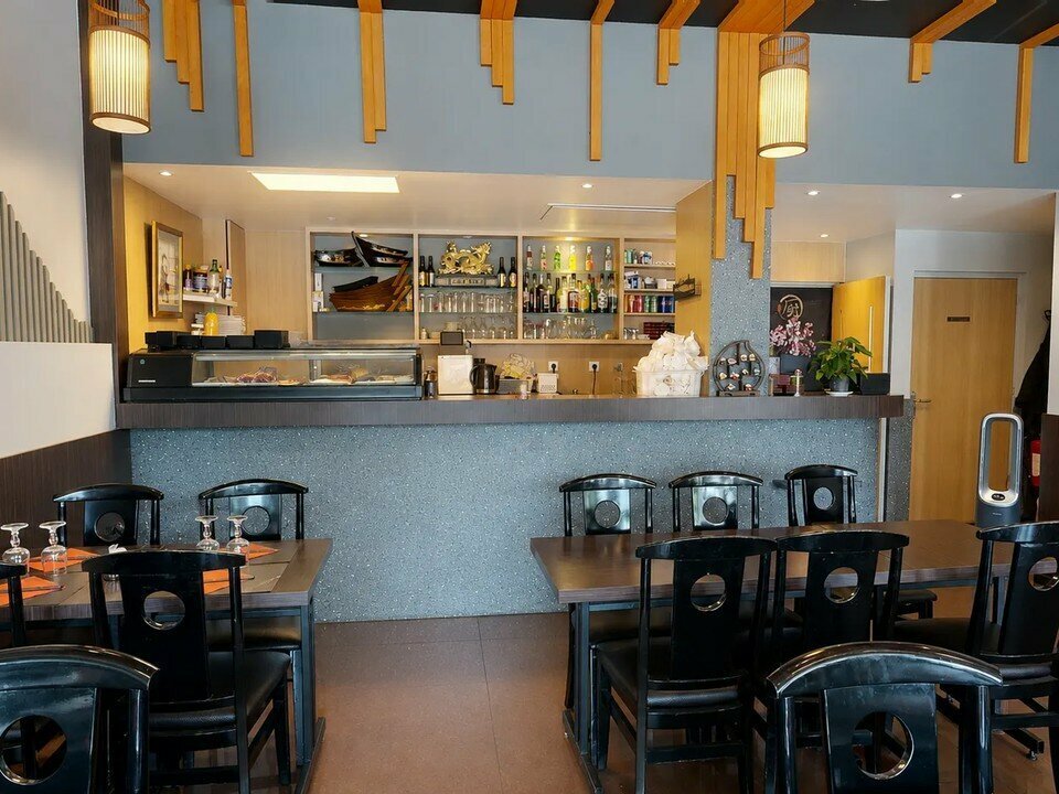 Fonds de commerce de restaurant d’environ 100 m² à céder au Havre, dans le quartier Saint-François. L’établissement comprend une salle de restauration d’environ 65 m² et une cave de stockage d’environ 30 m². La cuisine est entièrement équipée et dotée d’un système d’extraction régulièrement entretenu, permettant une reprise immédiate de l’activité. D’une capacité d’environ 50 couverts, l’affaire emploie actuellement 3 salariés repris avec le fonds. Cession du fonds de commerce dans le cadre d’un bail commercial 3/6/9 ans courant jusqu’au 2 mars 2034.

Surface totale : environ 100 m² comprenant une salle de restauration d'environ 65 m² et une cave de stockage d'environ 30 m². Capacité d'environ 50 couverts.

Prix de cession du fonds de commerce : 218 000 € (honoraires d'agence inclus)
Loyer annuel : 13 154 € HT HC
Charges annuelles : 1 584,24 €
Non assujetti à la TVA

Annonce proposée par Pôle Implantation Commerce, service d'accompagnement des porteurs de projets commerciaux (réf. Ref076299).