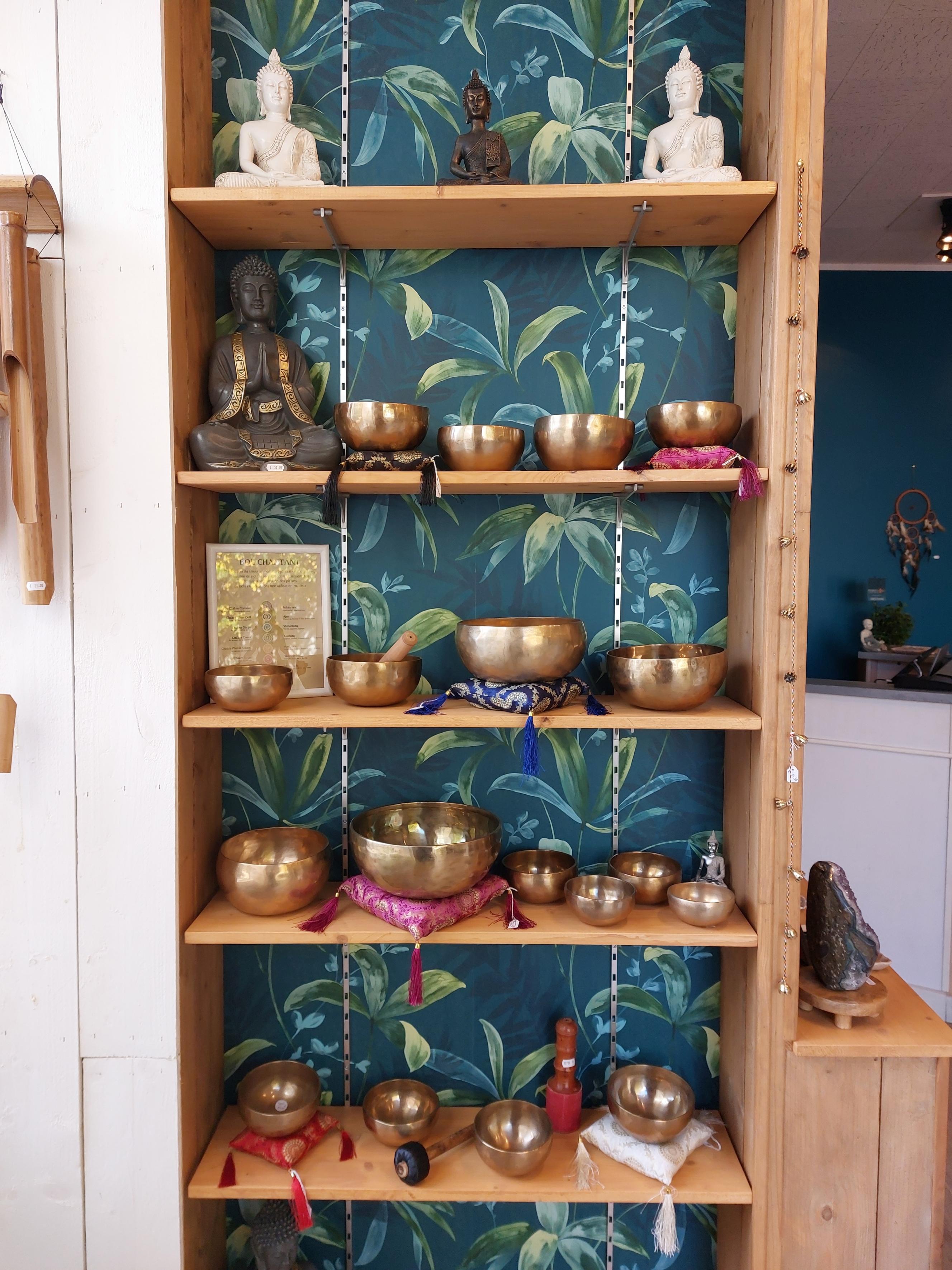 A vendre Fonds de Commerce
 
Boutique de 45m² proposant une sélection d'articles de lithothérapie et de bien-être : Pierres & Minéraux - Encens - Bougie - Bol Chantant - Fleur de Bach - Savon - Oracle...
 
Une salle est à disposition sous la boutique (avec accès par l'intérieur et l'extérieur) pour effectuer des soins, des consultations...
 
Boutique récente, créée en avril 2022, il n'est pas encore possible d'avoir un salaire complet pour le moment.
 
La reprise de ce commerce nécessite soit de bénéficier de l'aide de pôle emploi (versement d'une aide en cas de reprise d'entreprise), soit d'avoir déjà une deuxième activité à côté, idéalement une personne dans le soin (magnétisme, hypnose, énergéticien...) qui peut concilier soin et vente.
 
Un vrai potentiel, de nombreuses possibilités d'évolutions.
 
Fonds de commerce : 8 500€
Stock : 14 000€