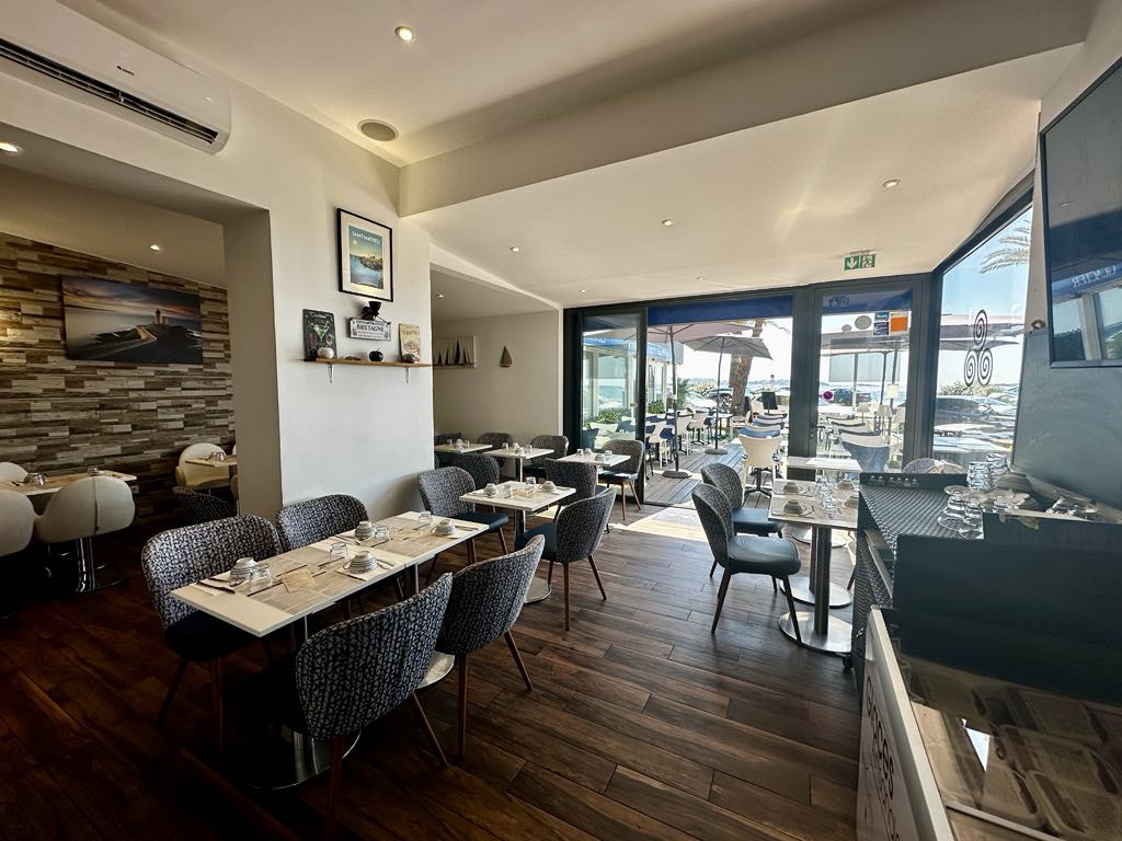 À VENDRE : Restaurant à Fréjus Plage 🌟

Idéalement situé à Fréjus Plage avec une vue imprenable sur la mer, ce restaurant offre une ambiance accueillante et ensoleillée, parfaite pour attirer les clients tout au long de l'année.

Caractéristiques :
Terrasse Spacieuse : Équipée de tables, chaises et parasols, offrant un cadre agréable pour les repas en plein air.

Localisation Premium : Fort passage et clientèle fidèle.

Équipement Complet : Cuisine équipée, mobilier en bon état, matériel de démonstration inclus.

Détails Financiers :
Chiffre d'affaires annuel HT : 310 000 € en constante augmentation

Avantages :
Vue magnifique sur la mer

Emplacement stratégique au cœur de Fréjus Plage

Bonne réputation et clientèle établie

Pour plus d'informations et pour organiser une visite, veuillez nous contacter au plus vite