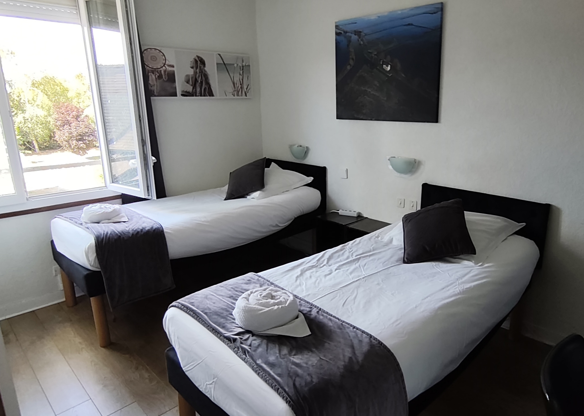 Envie de vous lancer dans la maison d'hôtes ? Celle-ci est déjà prête. Vous n'avez qu'à ouvrir. 🔑 Notée 8.1/10 sur Booking. Com et 4/5 sur Google 👍
La plupart des projets de chambres d'hôtes commencent par deux ans de travaux, un prêt travaux et beaucoup de nuits blanches. Pas celui-ci.
Structure de 385 m² dans la Manche à 20 min des plages, composée de deux parties indépendantes mais communicantes. D'un côté votre logement type F3/F4. De l'autre, l'aile d'accueil : réception, salle des petits déjeuners, 6 chambres avec salle d'eau/wc privatifs, et 4 autres pièces pouvant faire office de chambres, salle de massage,... toutes avec un point d' eau.
Tout l'intendance est déjà là : buanderie, lingerie, cuisine professionnelle avec chambre froide, plonge, lave vaisselle,..., grand jardin paysager et parking privé clos le tout sur environ 2000m2, local vélo.
Le secteur  : port de plaisance de Carentan à 7 min, plages du Débarquement, sites mémoriels du 6 juin 1944, à moins de 20 min,  nombreux musées dont 2 à quelques minutes, hippodrome de Graignes à 10 min, et à 30 min de Bayeux et sa célèbre tapisserie. Promenade possible sur la Taute en bateau péniche, pour découvrir les marais, sa faune et sa flore, location de bateaux électriques sur la Douve, a 10 min, karting à 5 min,  location de canoës à proximité. Maison du Parc Naturel  des Marais du Cotentin à 10 min pour y observer tous les oiseaux migrateurs qui font étape chez nous, Château médiéval de la Rivière à 15 min où vous pourrez  observer une colonie de cigognes et sa quarantaine de nids,.. . En plus nos chambres d'hôtes se situent sur l'itinéraire de la vélo maritime et d'autres itinéraires cyclo touristiques.
Couchage maximum 15 personnes.
Vente pour cause de retraite . Le bien est disponible, propre, opérationnel.
📍 Carentan les Marais (50) · 385m² · 6 chambres · 2000 m² de terrain
💶 360 000 € (mùrs 268000€,  fonds de commerce 60000€, mobilier et matériel professionnel· 32000€)
Repris maintenant, vous ouvrez pour la saison 2027 sans courrir.